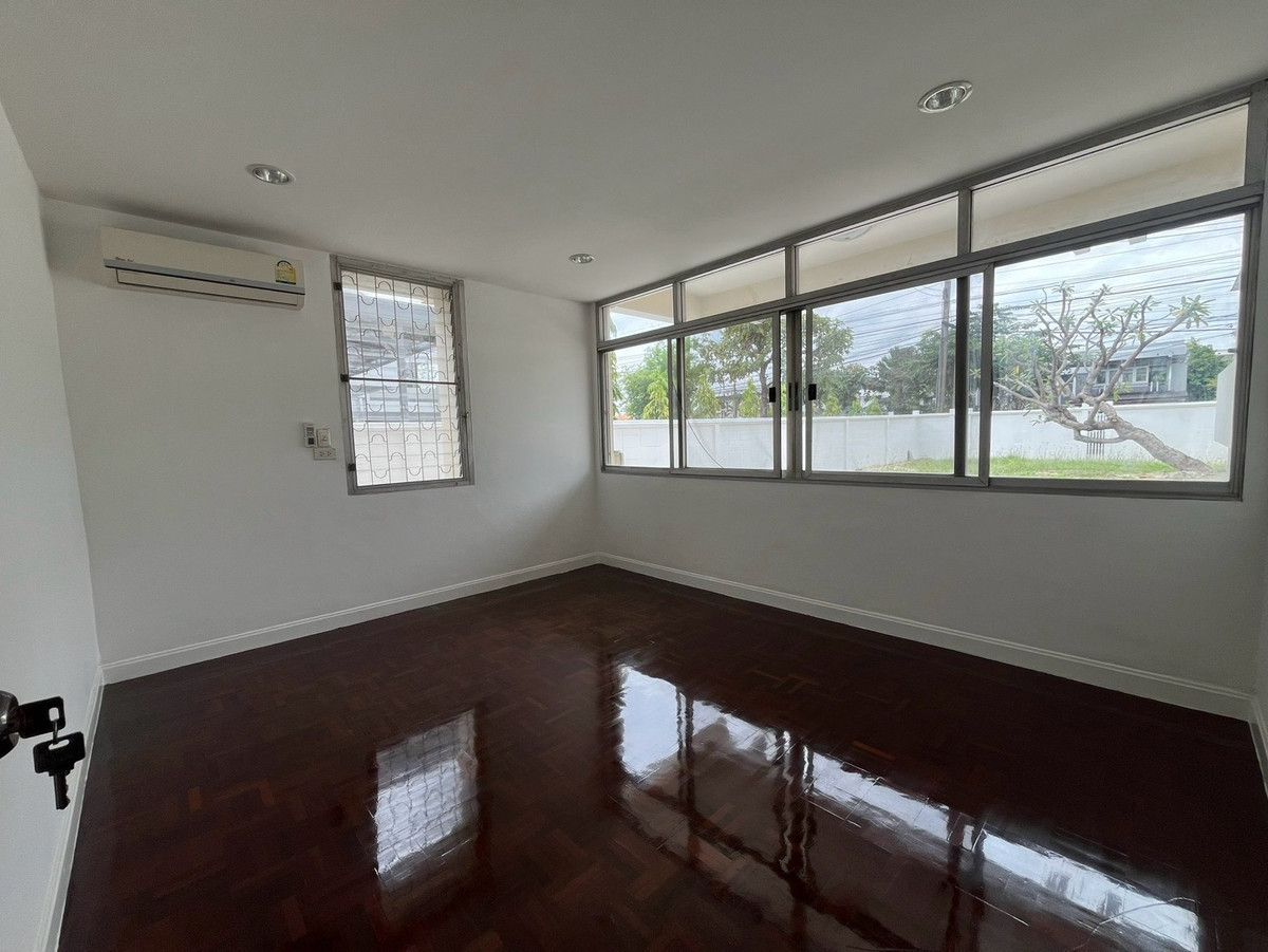 For RentHome OfficePattanakan, Srinakarin : For rent: detached house, home office, Pattanakarn, parking for 10 cars, can be rented for business, offices, offices, and studios.