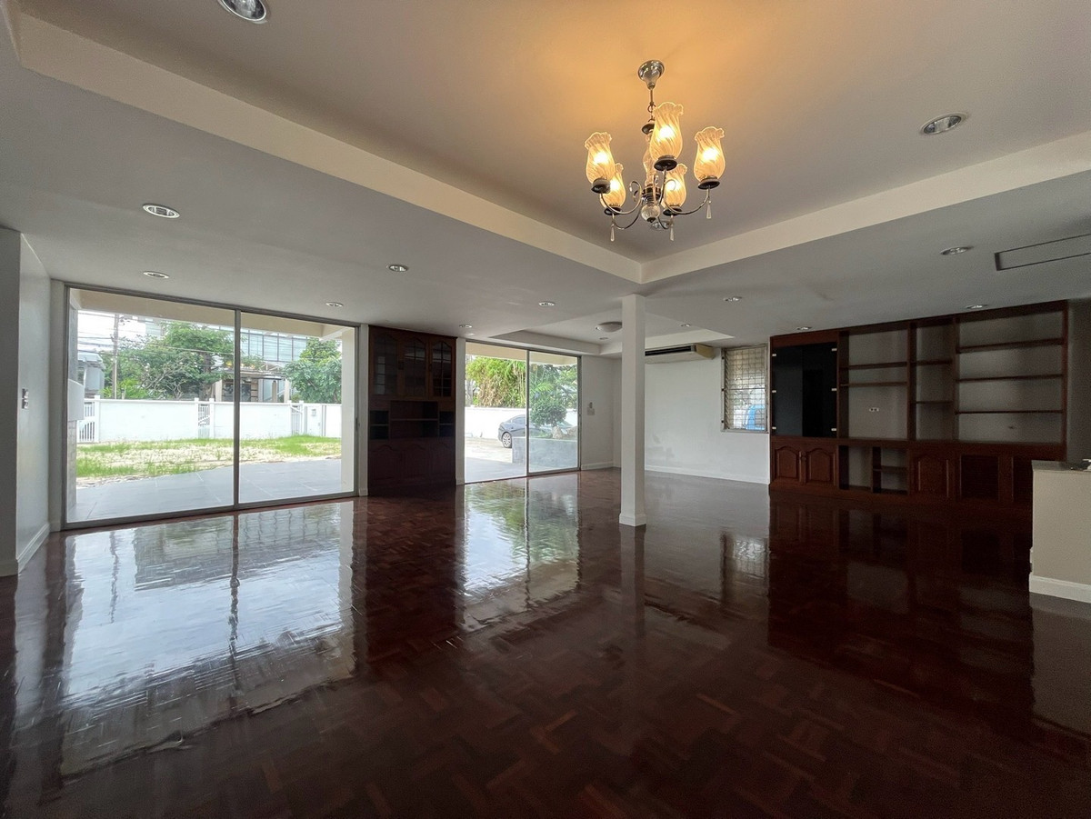 For RentHome OfficePattanakan, Srinakarin : For rent: detached house, home office, Pattanakarn, parking for 10 cars, can be rented for business, offices, offices, and studios.