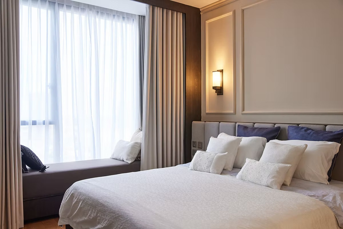 For RentCondoSukhumvit, Asoke, Thonglor : BEATNIQ Sukhumvit 32 High-Floor 2-Bedroom Duplex with Balcony Please call: 062-496-6454