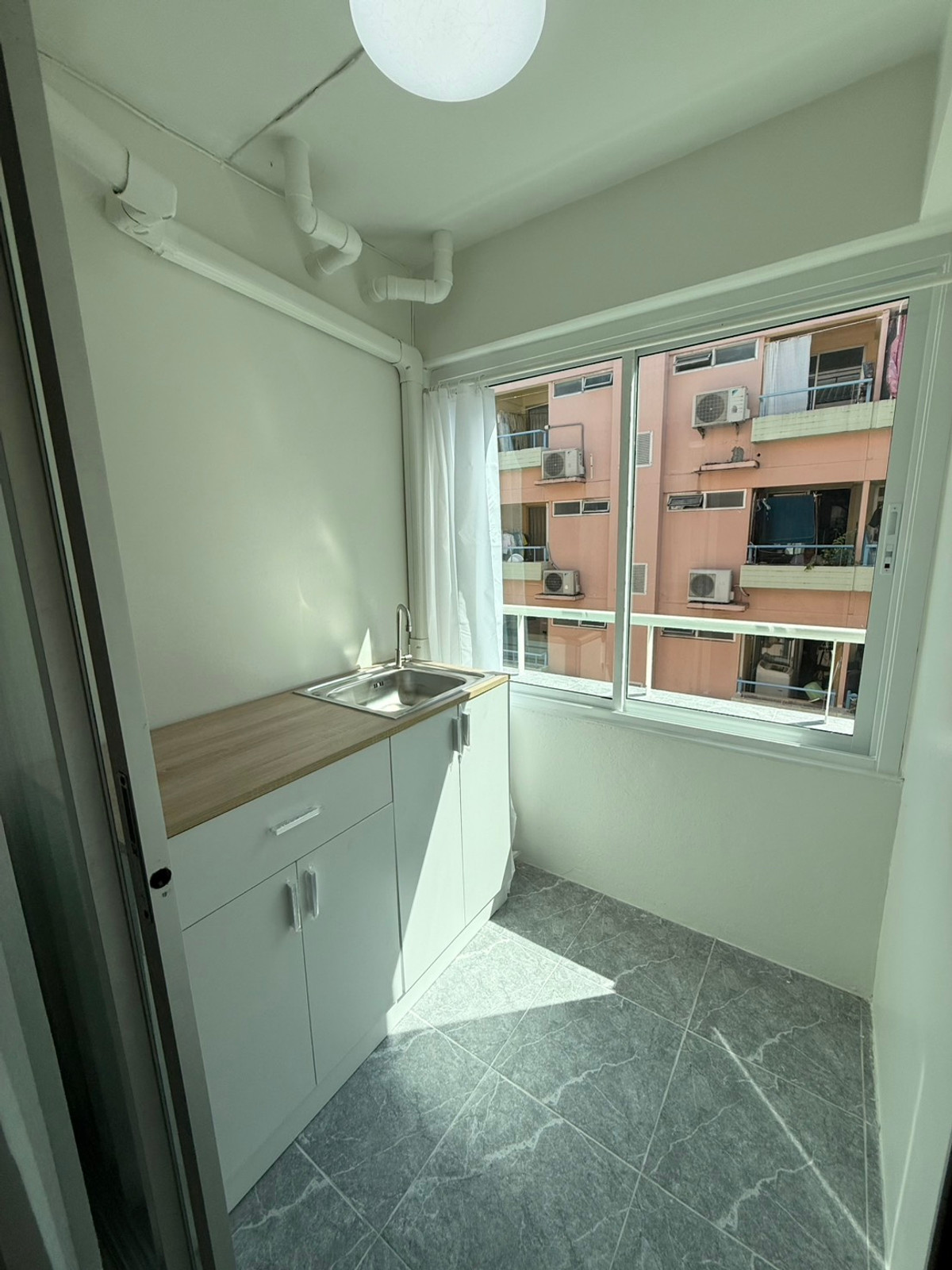 For SaleCondoLadprao101, Happy Land, The Mall Bang Kapi : Urgent sale!!! Condo Studio Zone (Studio Zone Condo) Lat Phrao 102, near MRT Yellow Line, Bang Kapi Station.