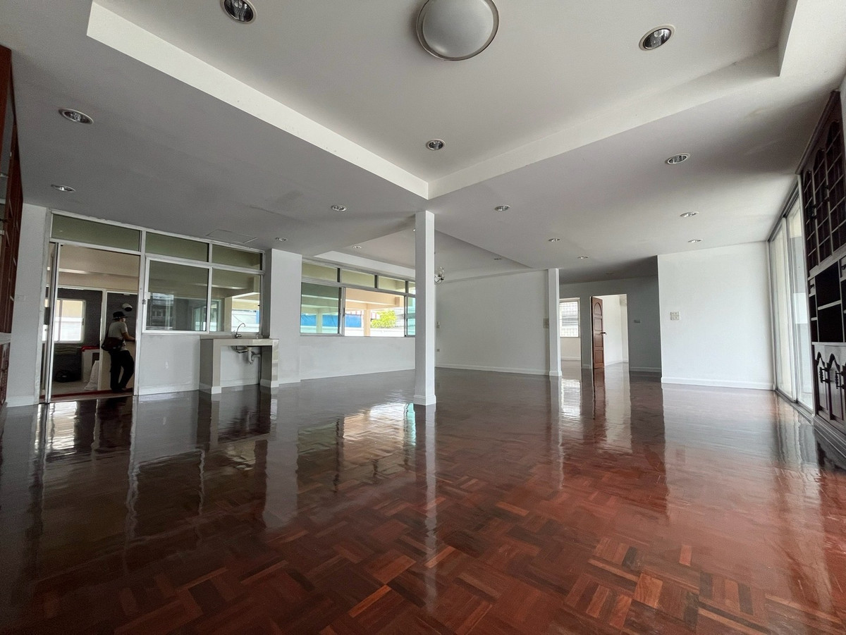 For RentHome OfficePattanakan, Srinakarin : For rent: detached house, home office, Pattanakarn, parking for 10 cars, can be rented for business, offices, offices, and studios.