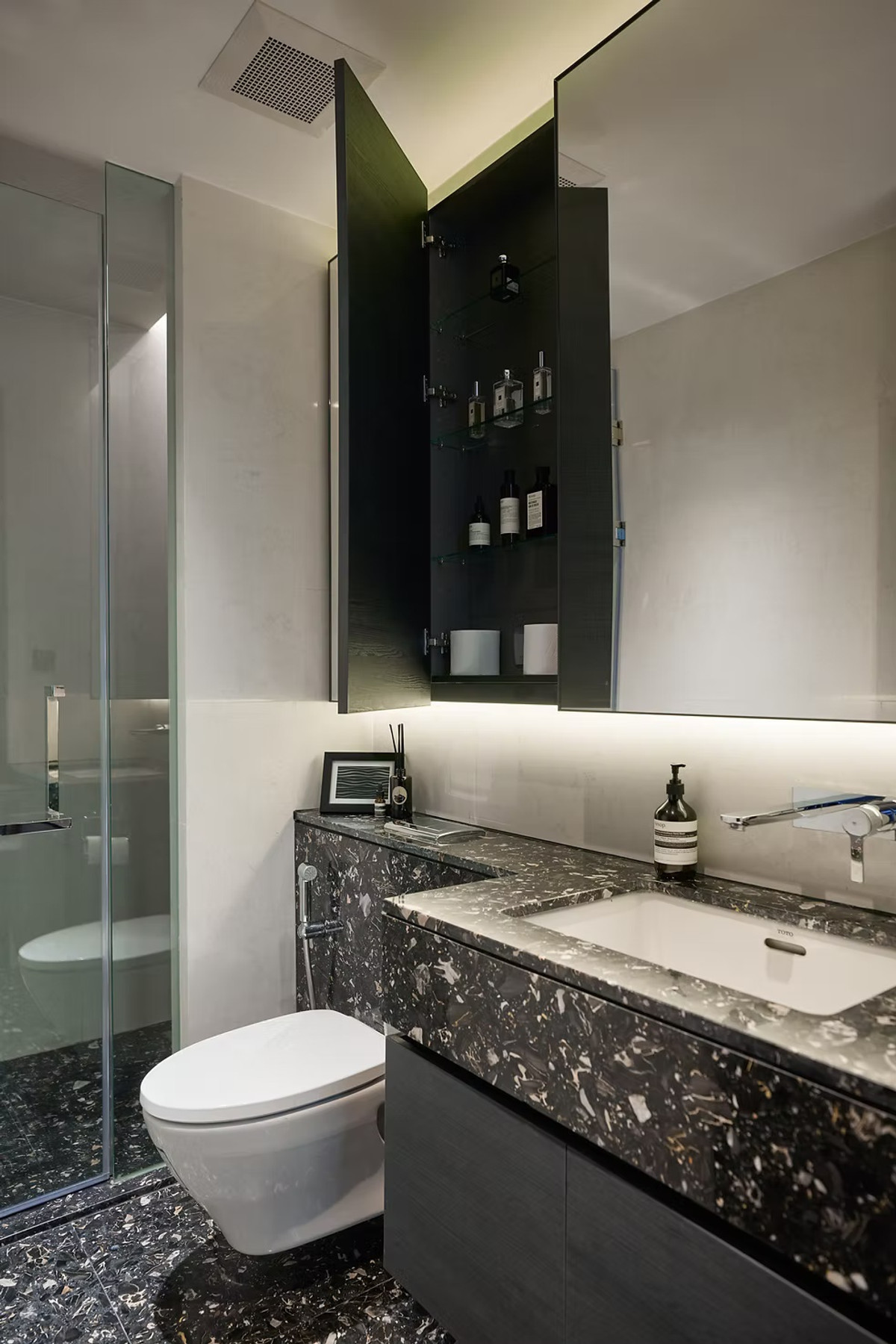 For RentCondoSukhumvit, Asoke, Thonglor : BEATNIQ Sukhumvit 32 High-Floor 2-Bedroom Duplex with Balcony Please call: 062-496-6454