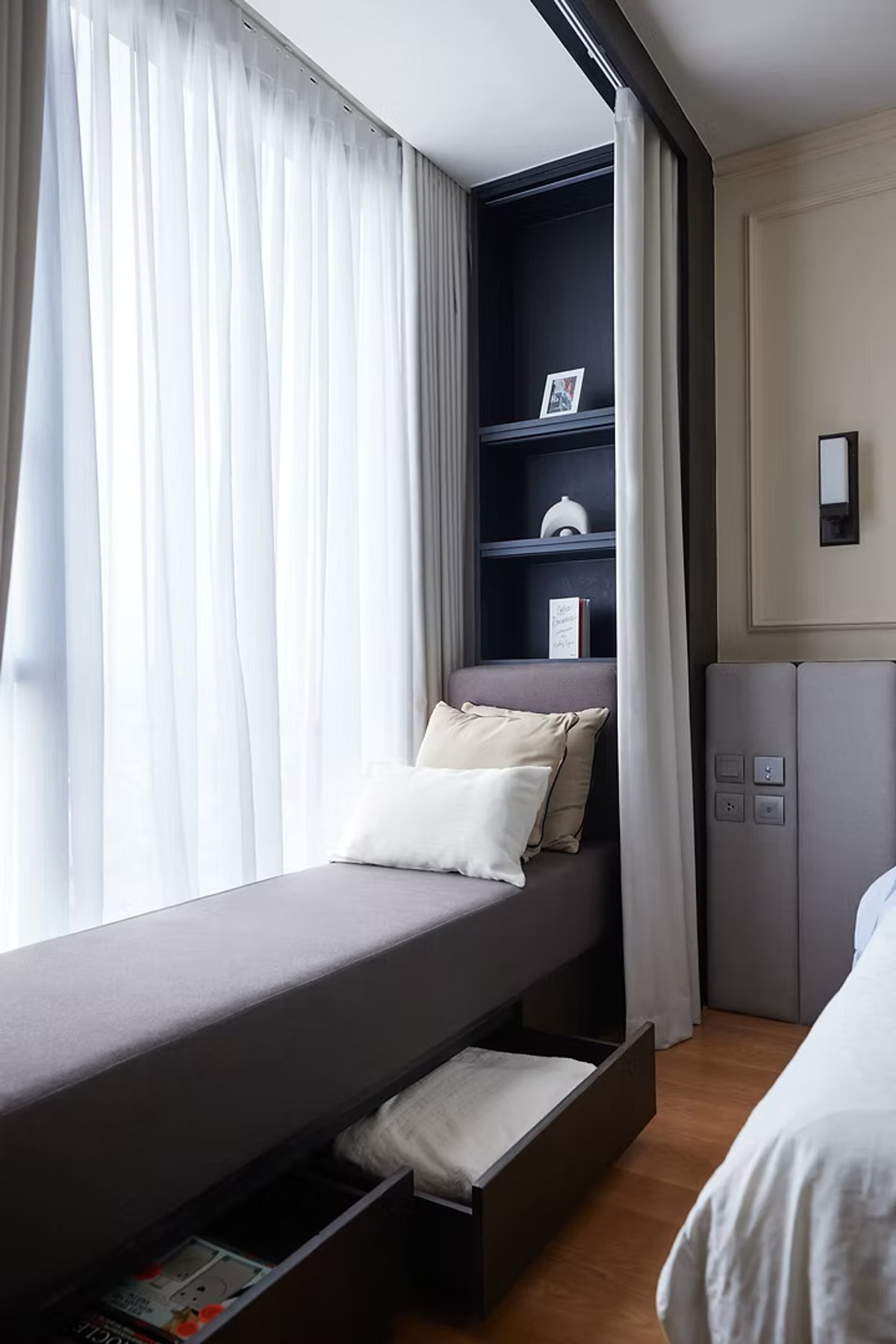 For RentCondoSukhumvit, Asoke, Thonglor : BEATNIQ Sukhumvit 32 High-Floor 2-Bedroom Duplex with Balcony Please call: 062-496-6454