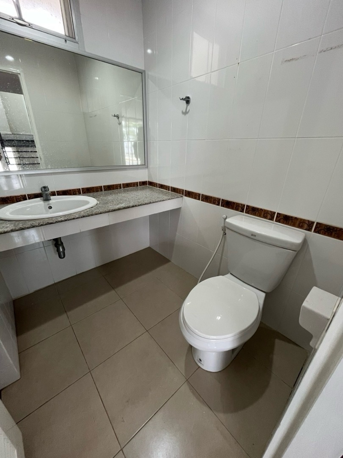 For RentHome OfficePattanakan, Srinakarin : For rent: detached house, home office, Pattanakarn, parking for 10 cars, can be rented for business, offices, offices, and studios.