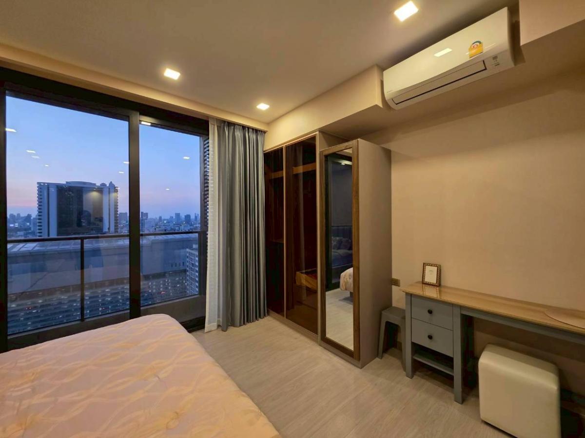 For RentCondoRama9, Petchburi, RCA : 🔥For Rent Now🔥 One Nine Five Asoke-Rama 9. Spacious room with beautiful view. Fully furnished and ready to move in. Near MRT Rama 9.