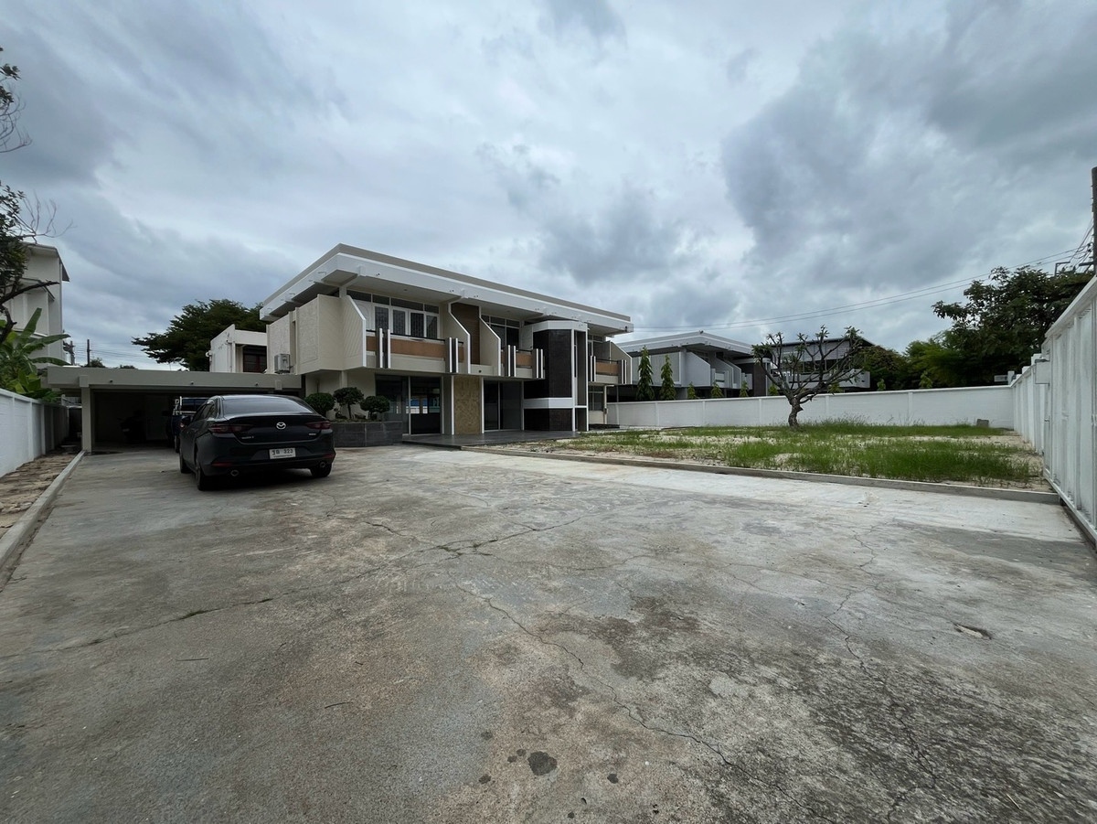 For RentHome OfficePattanakan, Srinakarin : For rent: detached house, home office, Pattanakarn, parking for 10 cars, can be rented for business, offices, offices, and studios.