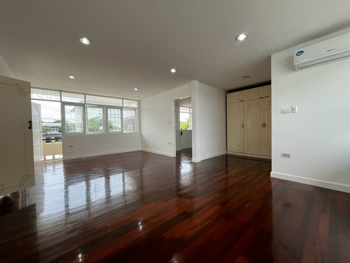 For RentHome OfficePattanakan, Srinakarin : For rent: detached house, home office, Pattanakarn, parking for 10 cars, can be rented for business, offices, offices, and studios.