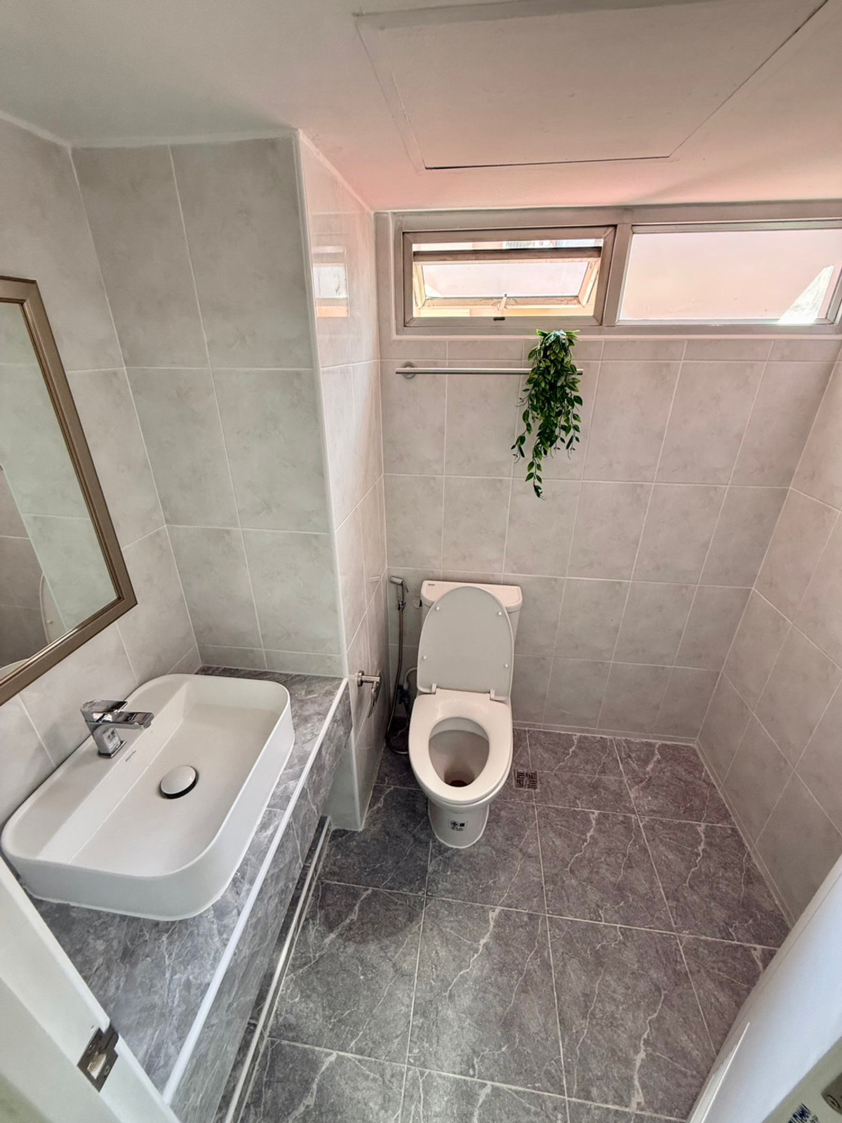 For SaleCondoLadprao101, Happy Land, The Mall Bang Kapi : Urgent sale!!! Condo Studio Zone (Studio Zone Condo) Lat Phrao 102, near MRT Yellow Line, Bang Kapi Station.