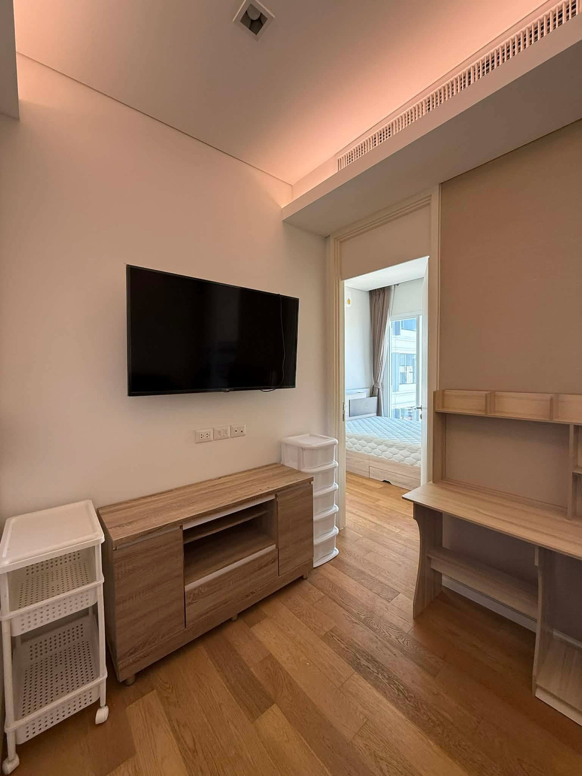 For RentCondoLadprao, Central Ladprao : For Rent 🔥 The Saint Residences 🔥 Near MRT Phahonyothin. Fully furnished with appliances.