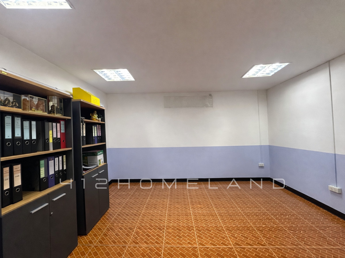 For SaleWarehouseSamut Prakan,Samrong : Urgent sale! Warehouse-factory 850 sq m, area 1 rai, large vehicles can enter, complete water and electricity, Bang Sao Thong, Samut Prakan.