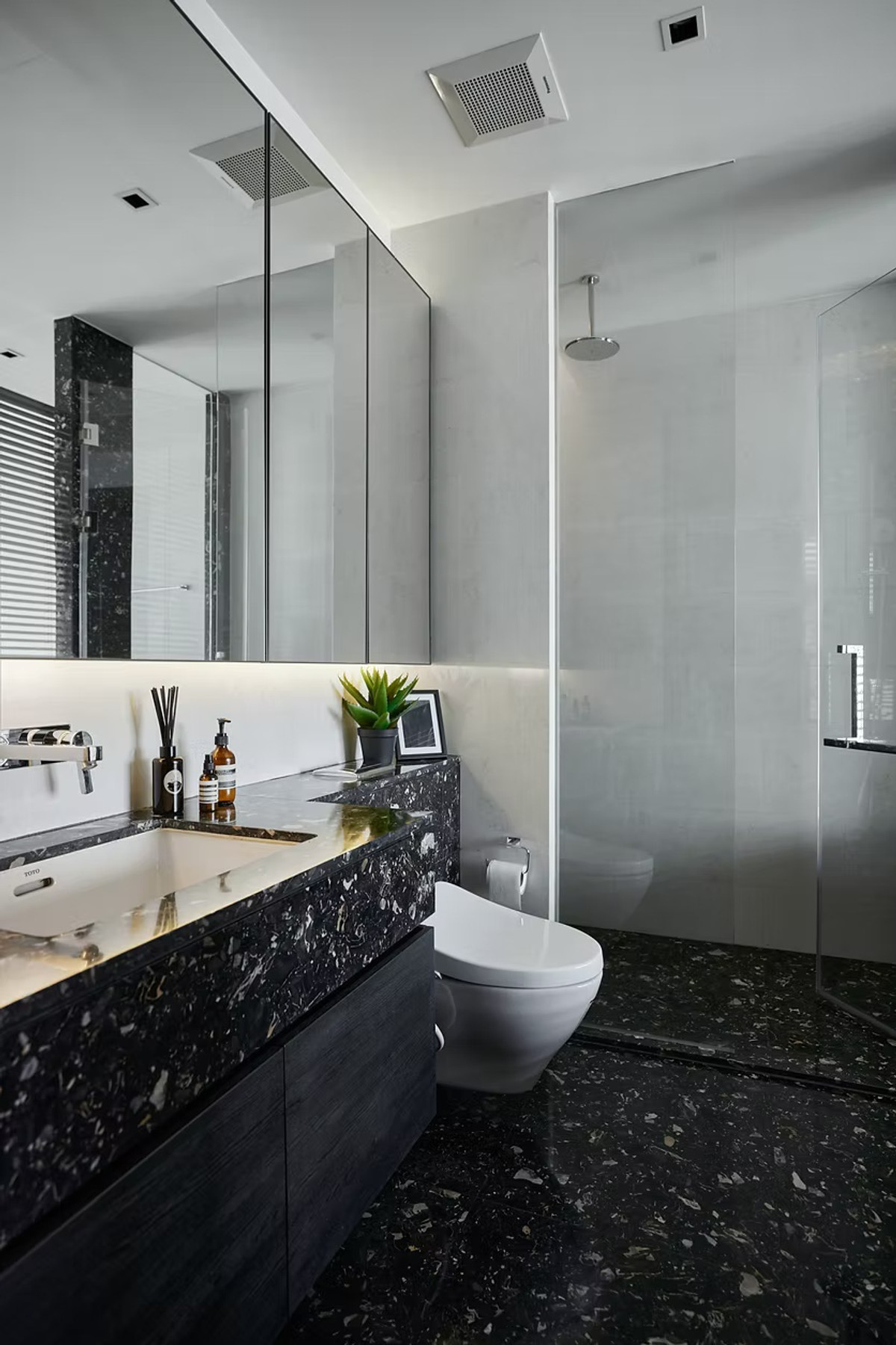 For RentCondoSukhumvit, Asoke, Thonglor : BEATNIQ Sukhumvit 32 High-Floor 2-Bedroom Duplex with Balcony Please call: 062-496-6454