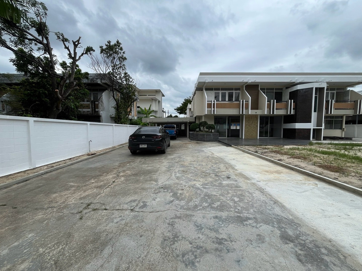For RentHome OfficePattanakan, Srinakarin : For rent: detached house, home office, Pattanakarn, parking for 10 cars, can be rented for business, offices, offices, and studios.