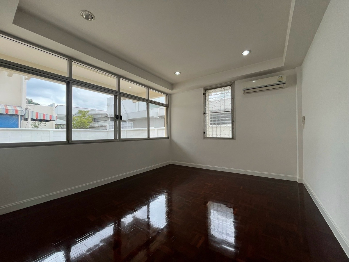 For RentHome OfficePattanakan, Srinakarin : For rent: detached house, home office, Pattanakarn, parking for 10 cars, can be rented for business, offices, offices, and studios.