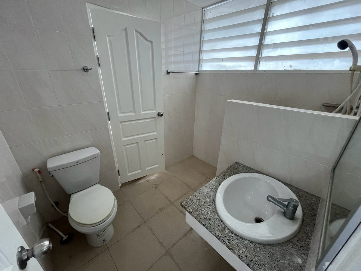 For RentHome OfficePattanakan, Srinakarin : For rent: detached house, home office, Pattanakarn, parking for 10 cars, can be rented for business, offices, offices, and studios.