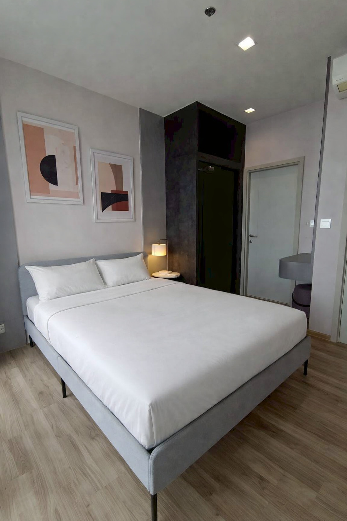 For RentCondoSapankwai,Jatujak : For rent, The line jatujak mochit, 2 bedrooms, 2 bathrooms, high floor, beautiful view, ready to move in. If interested, add Line @best_condo