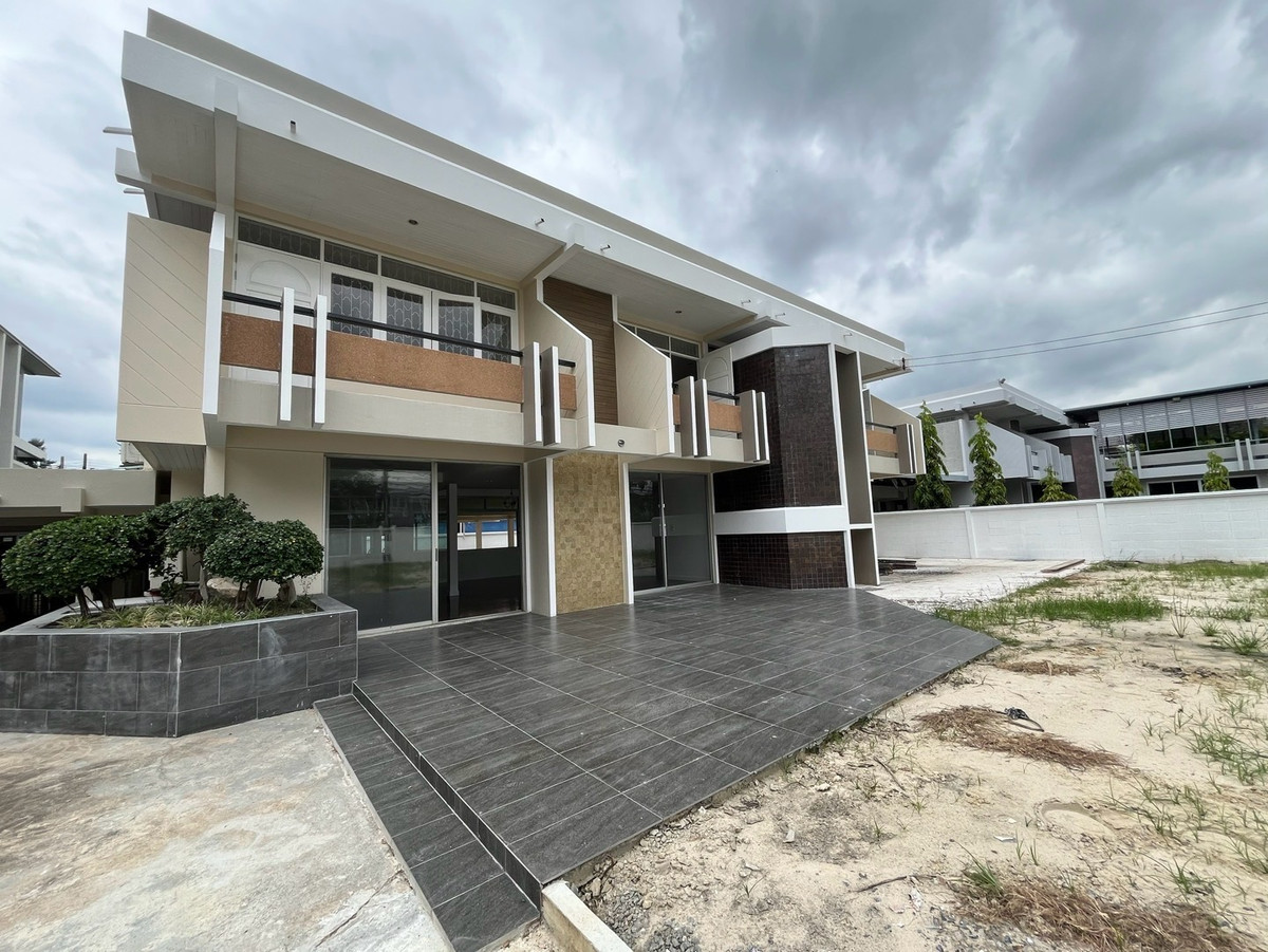 For RentHome OfficePattanakan, Srinakarin : For rent: detached house, home office, Pattanakarn, parking for 10 cars, can be rented for business, offices, offices, and studios.