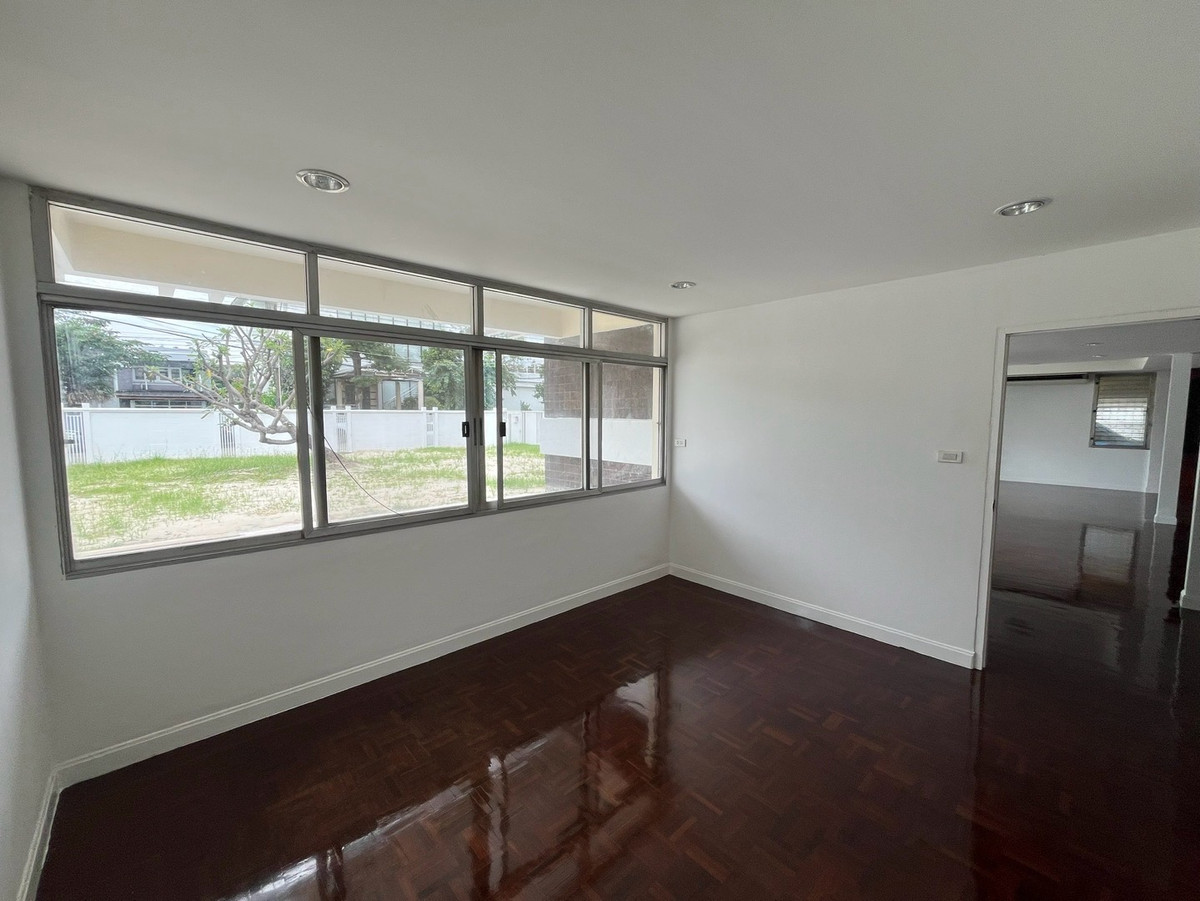 For RentHome OfficePattanakan, Srinakarin : For rent: detached house, home office, Pattanakarn, parking for 10 cars, can be rented for business, offices, offices, and studios.