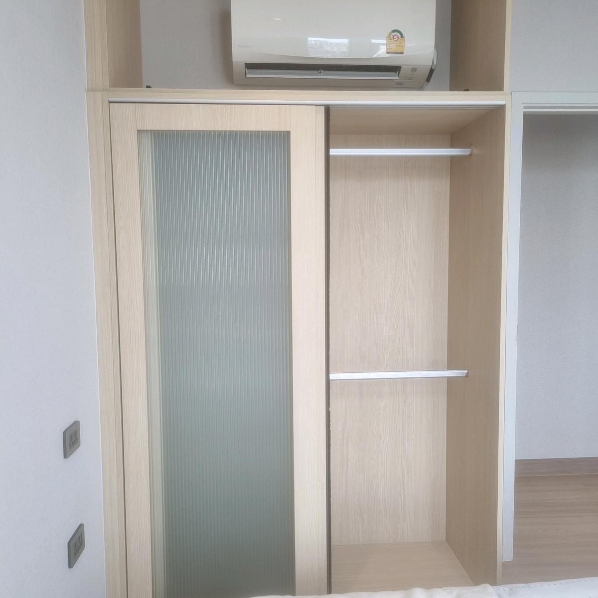 CondoRamkhamhaeng, Hua Mak : Yoo Charoen Resident Town in Town Ramkhamhaeng, along the expressway, 2 bedrooms, beautifully decorated, luxury furniture, famous brand, selling cheap for 6 million, if interested contact us line goodasset