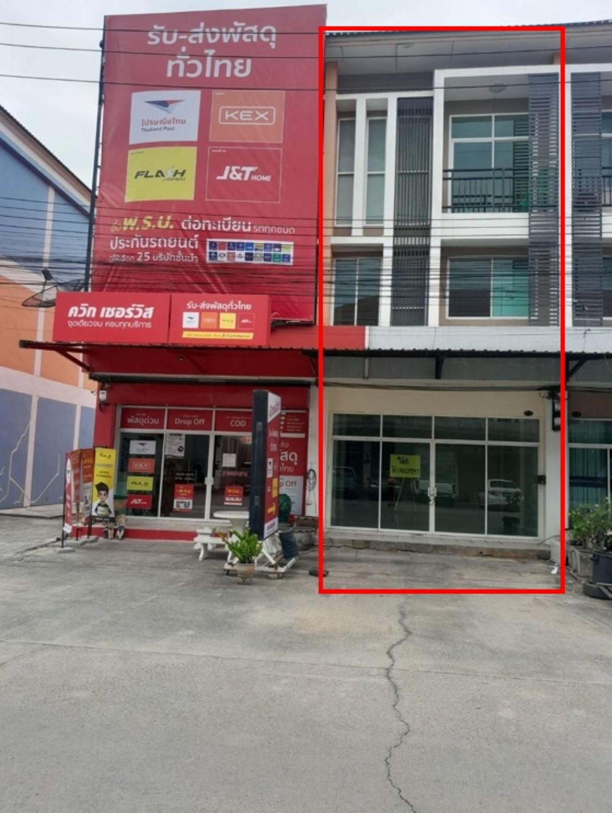 For RentShop HousePathum Thani,Rangsit, Thammasat : 3-story commercial building for rent, Lam Luk Ka Khlong 3, good location, ready to move in. Near BTS Khu Khot station