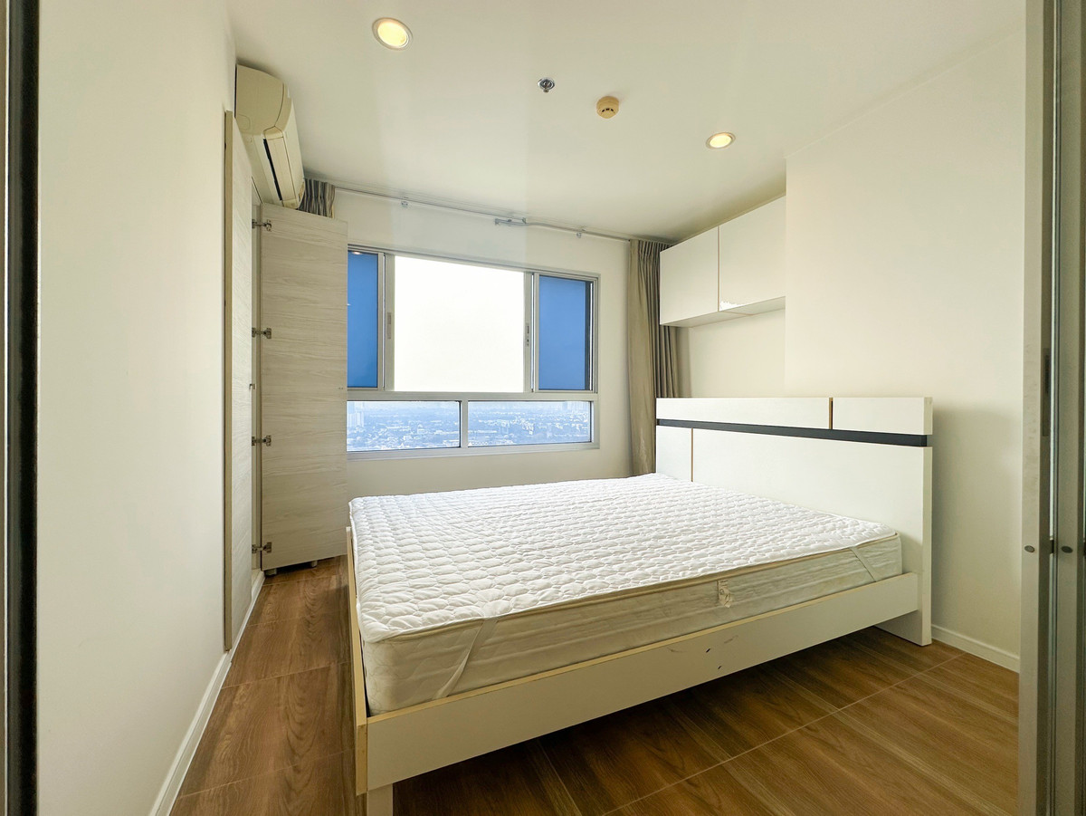 For RentCondoBang Sue, Wong Sawang, Tao Pun : Condo for rent Lumpini Ville Prachachuen Phong Phet 2 Corner room with tall building view