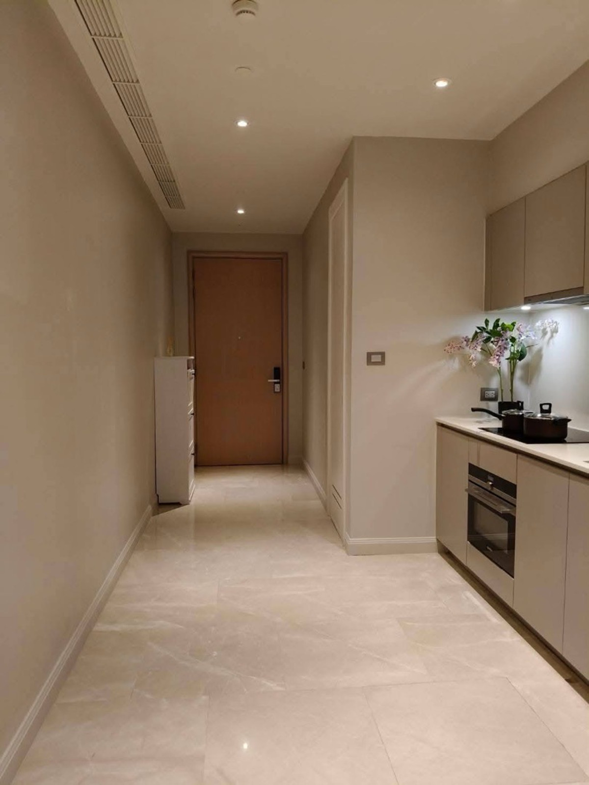 For RentCondoWongwianyai, Charoennakor : Luxury condo for rent, river view, Magnolias Waterfront Residences, 5th-10th floor, river view, size 102 sq m, 2 bedrooms, 2 bathrooms, price 150,000 baht.