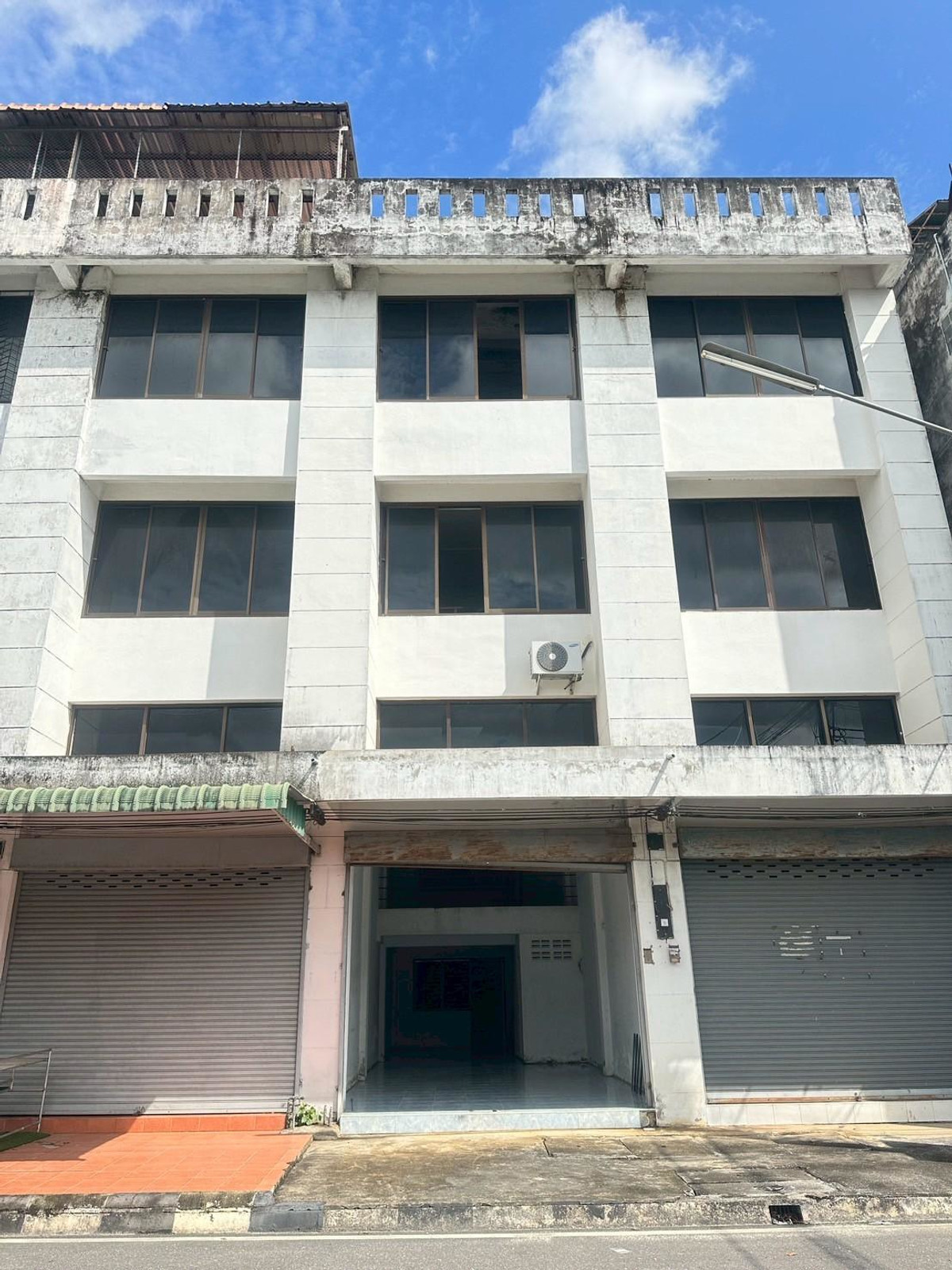 For SaleTownhomeChiang Rai : อาคารพาณิชย์ 3 ชั้นครึ่ง ทำเลดี หน้า สนง.หอการค้า จังหวัดเชียงราย ใกล้ทางออกสถานีขนส่งผู้โดยสารแห่งที่ 2