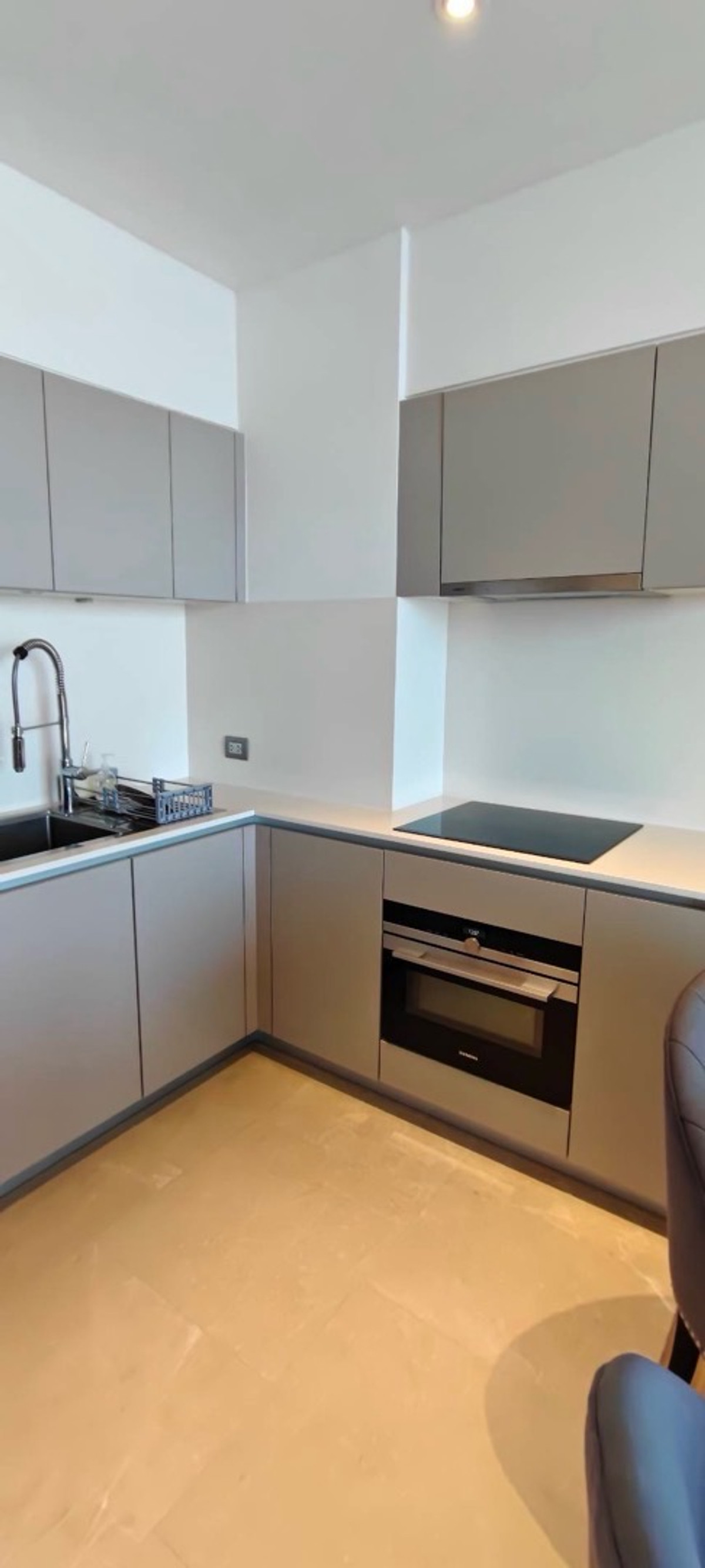 For RentCondoWongwianyai, Charoennakor : Luxury condo for rent, river view, Magnolias Waterfront Residences, floors 40-50, panoramic river view, size 95 sq m, 2 bedrooms, 2 bathrooms, price 135,000 baht.