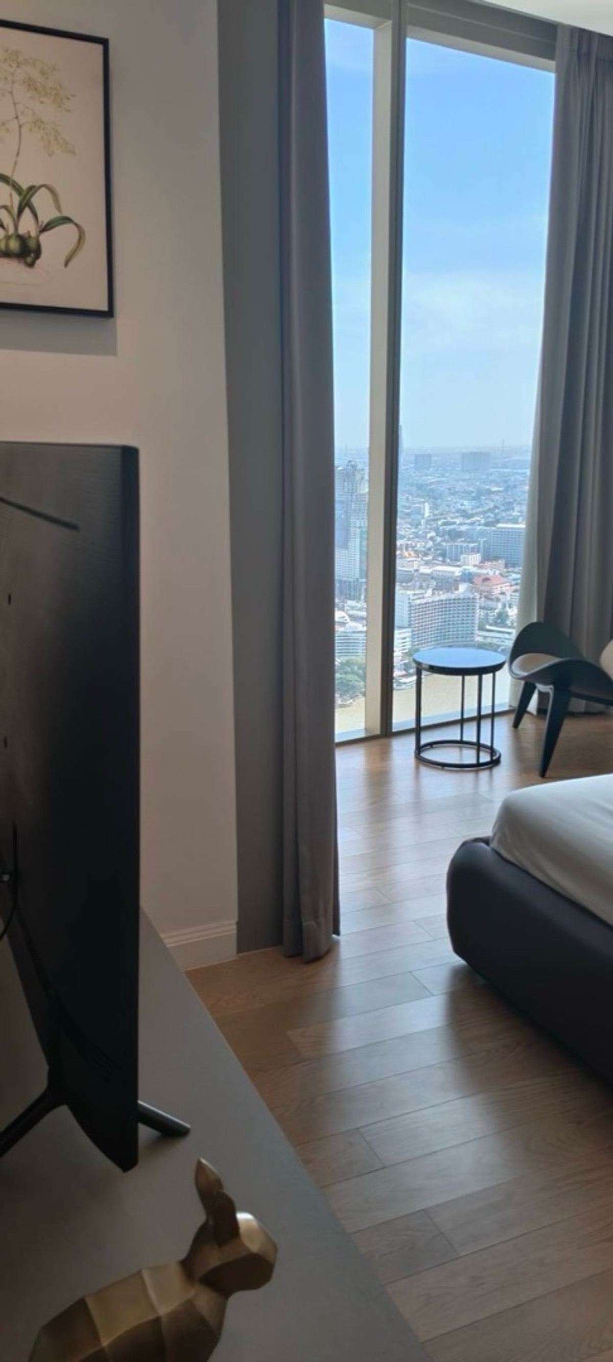 For RentCondoWongwianyai, Charoennakor : Luxury condo for rent, river view, Magnolias Waterfront Residences, floors 40-50, panoramic river view, size 95 sq m, 2 bedrooms, 2 bathrooms, price 135,000 baht.