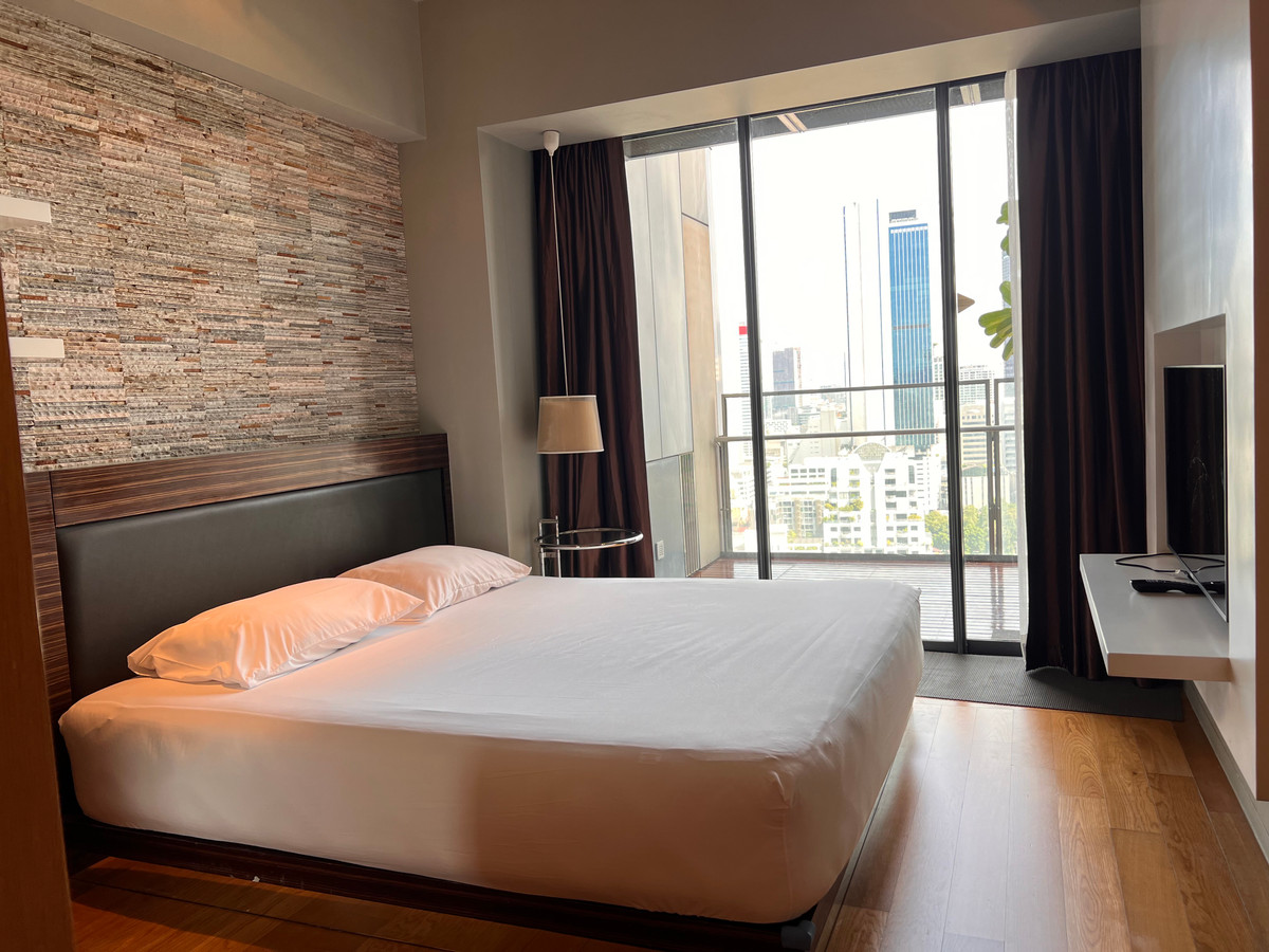 For SaleCondoSathorn, Narathiwat : ✨For sale with tenant, condo in Sathorn area at The Met, 2 bedrooms, fully furnished. There is a high floor balcony with a beautiful view. Near Lumpini Park, near BTS Chong Nonsi, MRT Lumpini, suitable for investors.