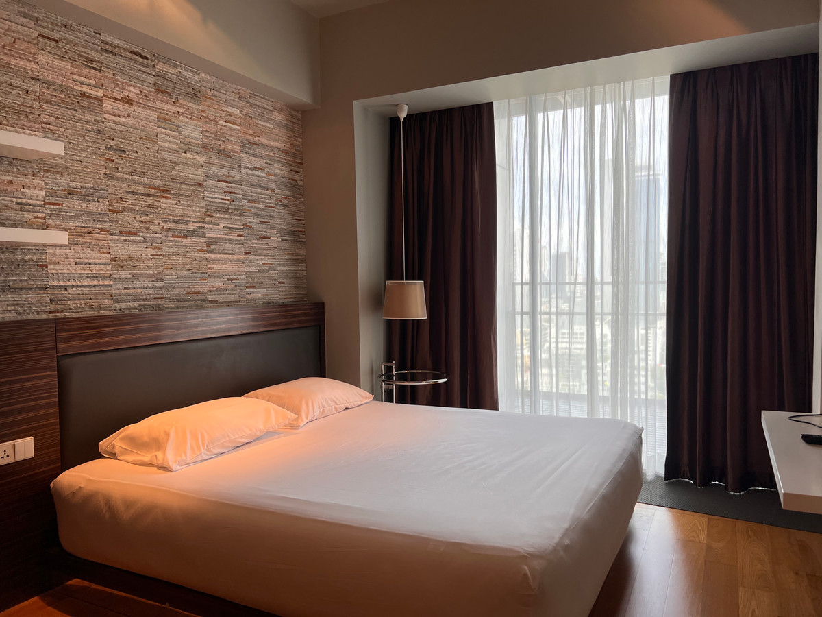 For SaleCondoSathorn, Narathiwat : ✨For sale with tenant, condo in Sathorn area at The Met, 2 bedrooms, fully furnished. There is a high floor balcony with a beautiful view. Near Lumpini Park, near BTS Chong Nonsi, MRT Lumpini, suitable for investors.