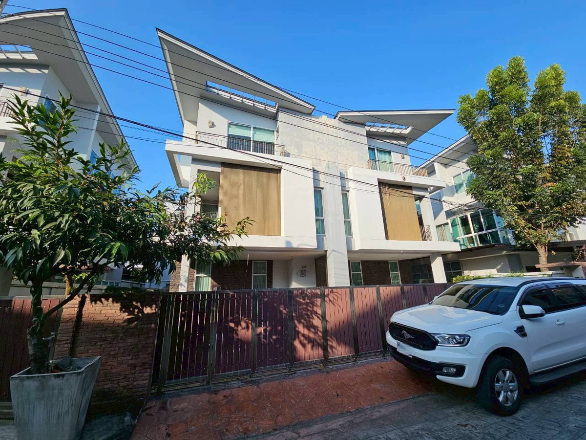 For RentVipawadee, Don Mueang, Lak Si : Luxury Living: 3-Storey Twin House at Grand I-Design Vibhavadi for rent. Located directly on Vibhavadi Rangsit Road. Fully furnished with air conditioning in every room, remote gate, and spacious living area. Rental Price: 35,000 THB/month.