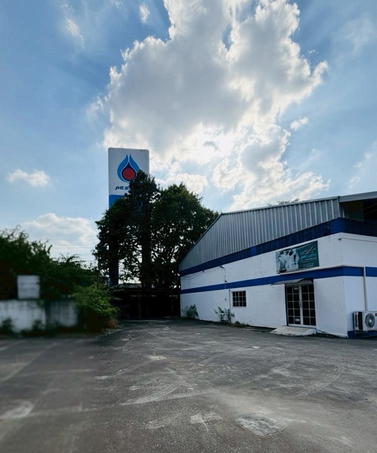 For RentWarehouseVipawadee, Don Mueang, Lak Si : Land for rent with warehouse Next to Vibhavadi Rangsit Road, near the expressway, near Don Mueang Airport. Near Si Mum Mueang Market