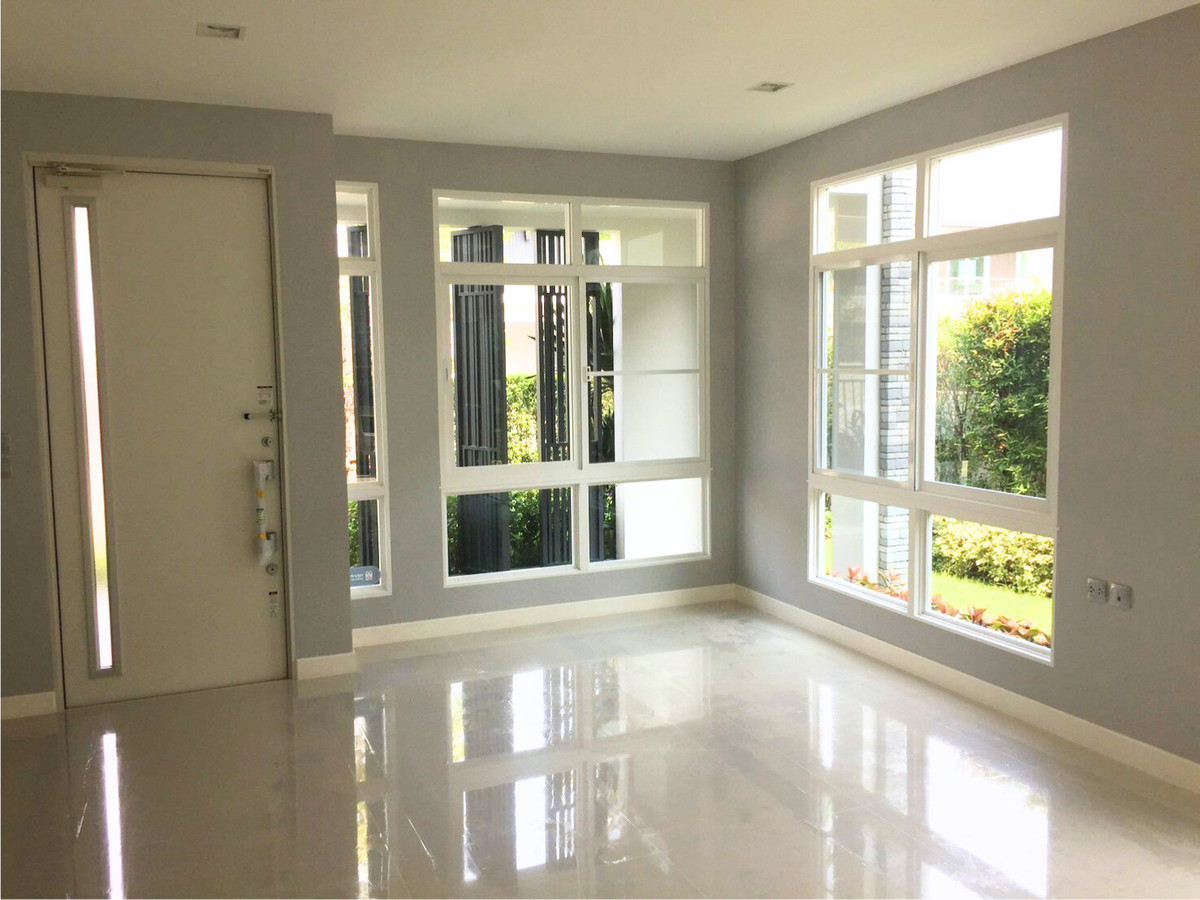 For SaleHouseLadkrabang, Suwannaphum Airport : For Rent: Detached house, Mantana Onnut-Wongwaen 5, with solar cell and Air Plus system. Near Mega Bangna. 82.4 sq.w., 4 bedrooms, 5 bathrooms, separate maid's room, 5 minutes to the motorway