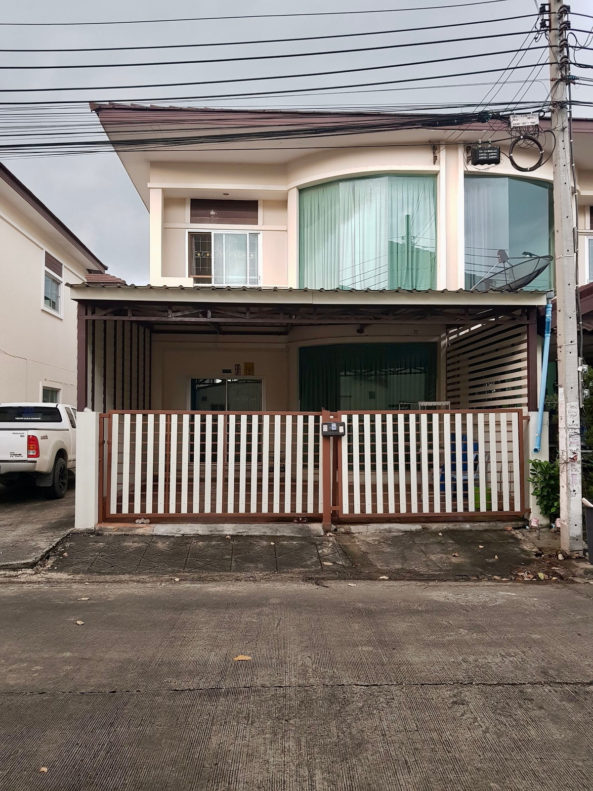 ขายทาวน์โฮมลาดกระบัง สุวรรณภูมิ : ขาย ทาวน์เฮ้าส์ หมู่บ้านราชพฤกษ์ ถนนฉลองกรุง ใกล้นิคมลาดกระบัง