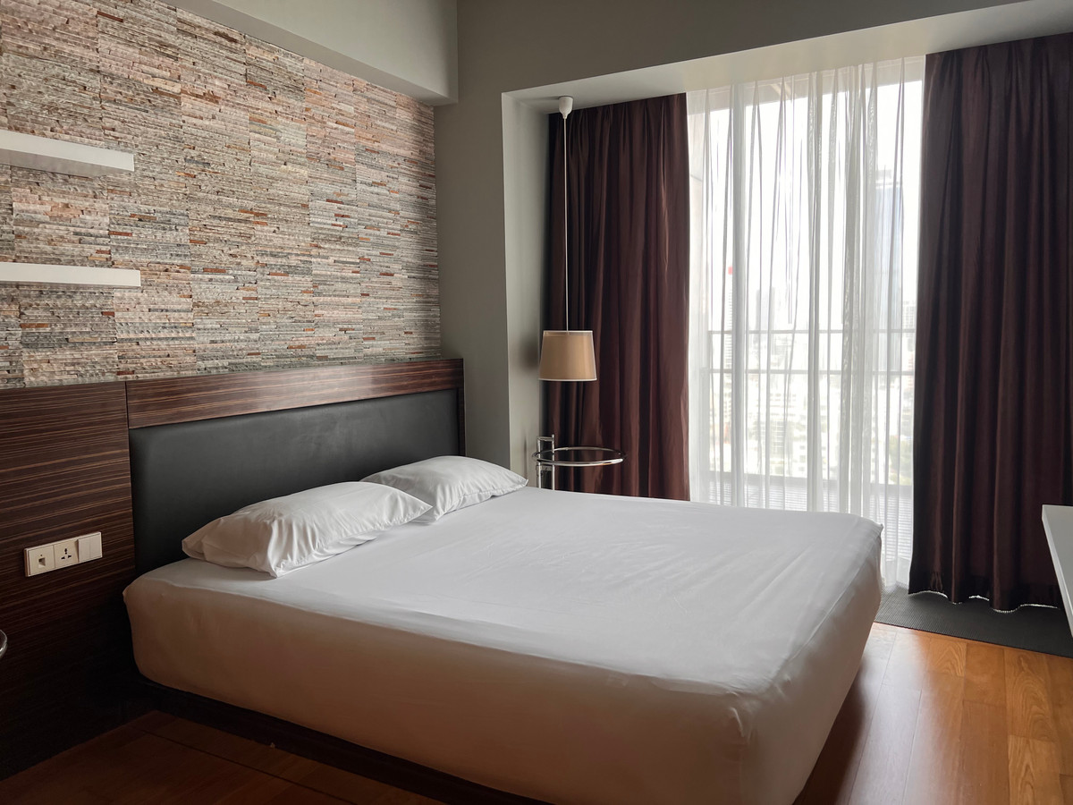 For SaleCondoSathorn, Narathiwat : ✨For sale with tenant, condo in Sathorn area at The Met, 2 bedrooms, fully furnished. There is a high floor balcony with a beautiful view. Near Lumpini Park, near BTS Chong Nonsi, MRT Lumpini, suitable for investors.