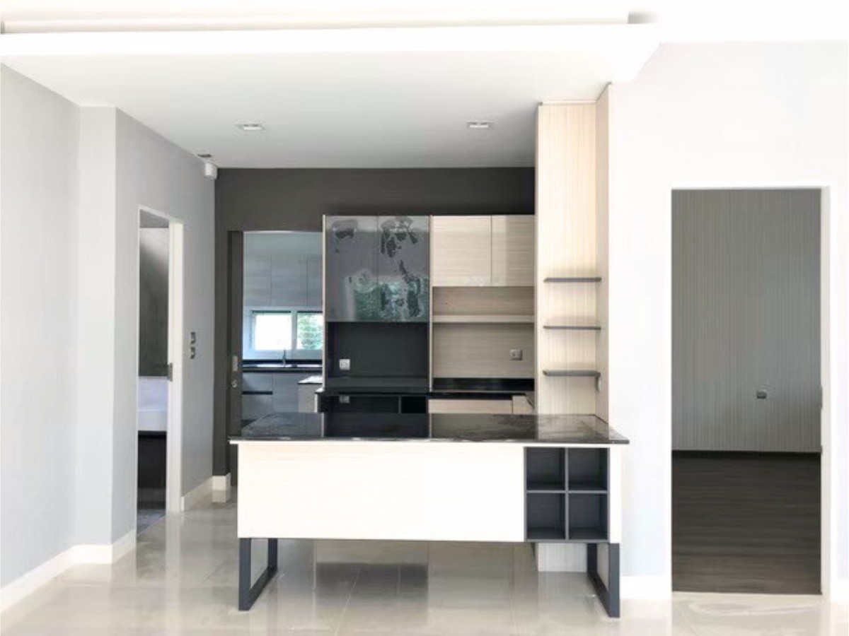 For SaleHouseLadkrabang, Suwannaphum Airport : For Rent: Detached house, Mantana Onnut-Wongwaen 5, with solar cell and Air Plus system. Near Mega Bangna. 82.4 sq.w., 4 bedrooms, 5 bathrooms, separate maid's room, 5 minutes to the motorway