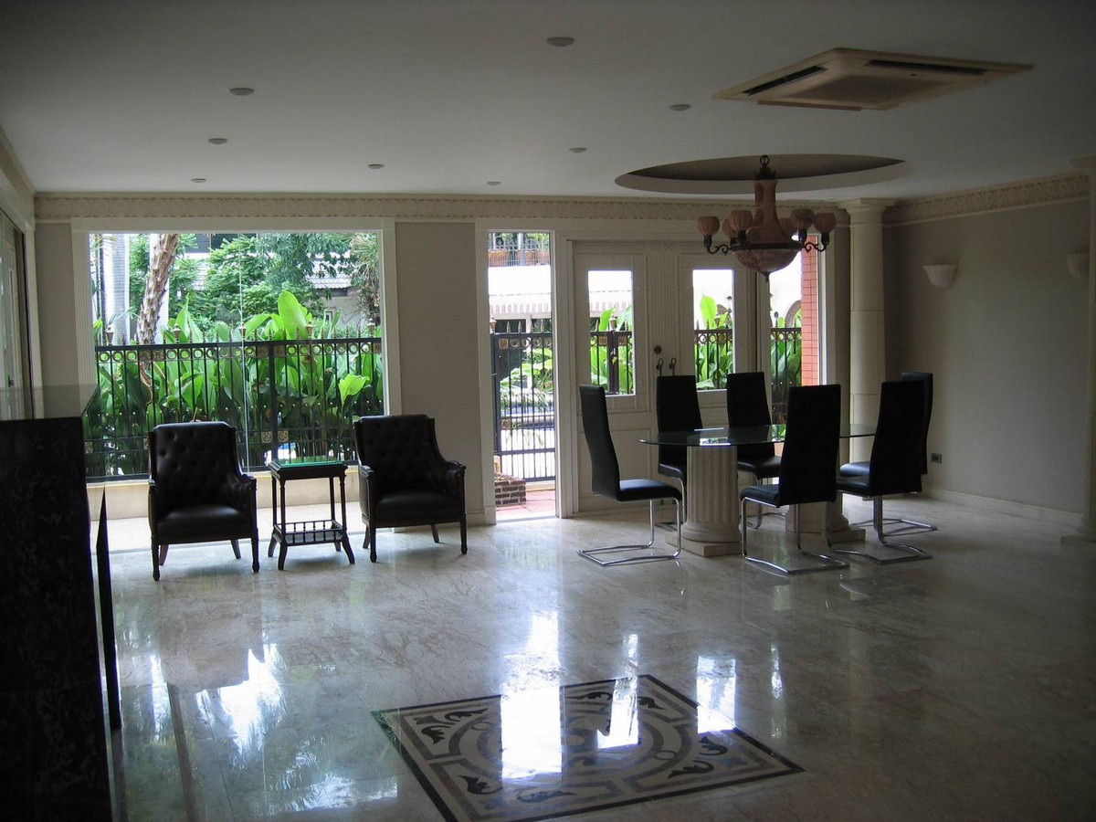 For RentHouseSukhumvit, Asoke, Thonglor : Single House With Pool For Rent Location Ekamai 180Sq.Wah 3Beds+Plus1 Beds 3Baths