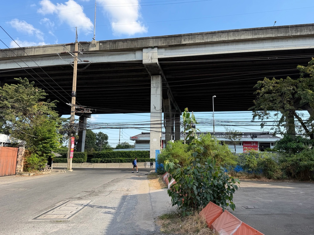 For RentWarehouseVipawadee, Don Mueang, Lak Si : Land for rent with warehouse Next to Vibhavadi Rangsit Road, near the expressway, near Don Mueang Airport. Near Si Mum Mueang Market