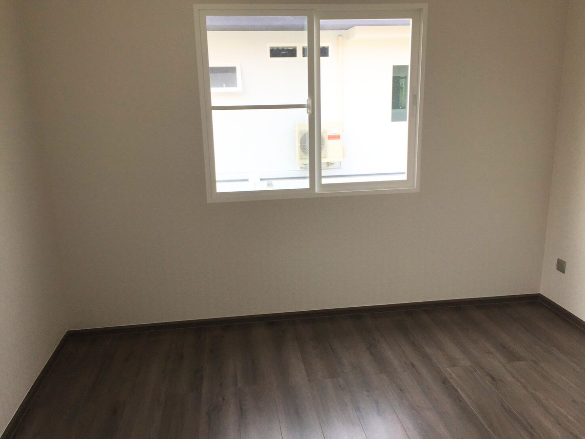 For SaleHouseLadkrabang, Suwannaphum Airport : For Rent: Detached house, Mantana Onnut-Wongwaen 5, with solar cell and Air Plus system. Near Mega Bangna. 82.4 sq.w., 4 bedrooms, 5 bathrooms, separate maid's room, 5 minutes to the motorway