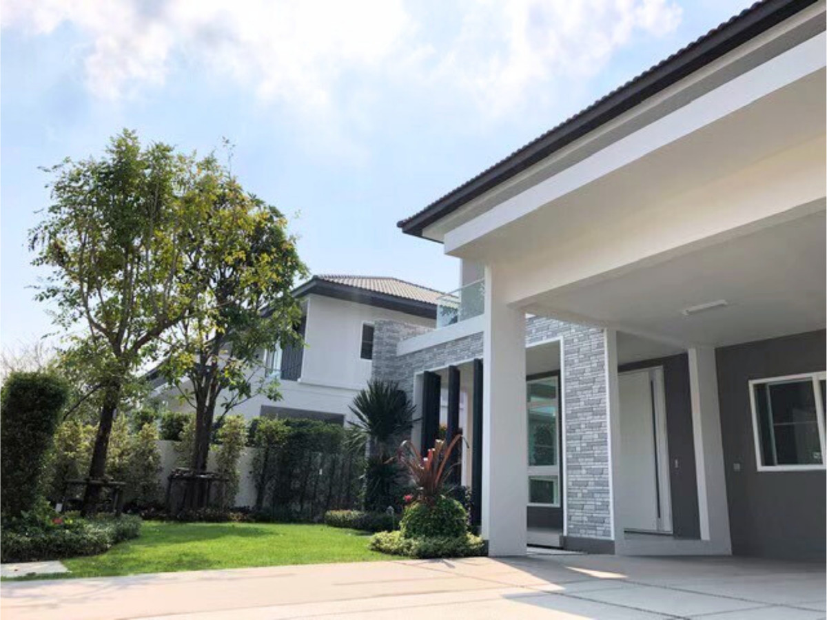 For SaleHouseLadkrabang, Suwannaphum Airport : For Rent: Detached house, Mantana Onnut-Wongwaen 5, with solar cell and Air Plus system. Near Mega Bangna. 82.4 sq.w., 4 bedrooms, 5 bathrooms, separate maid's room, 5 minutes to the motorway
