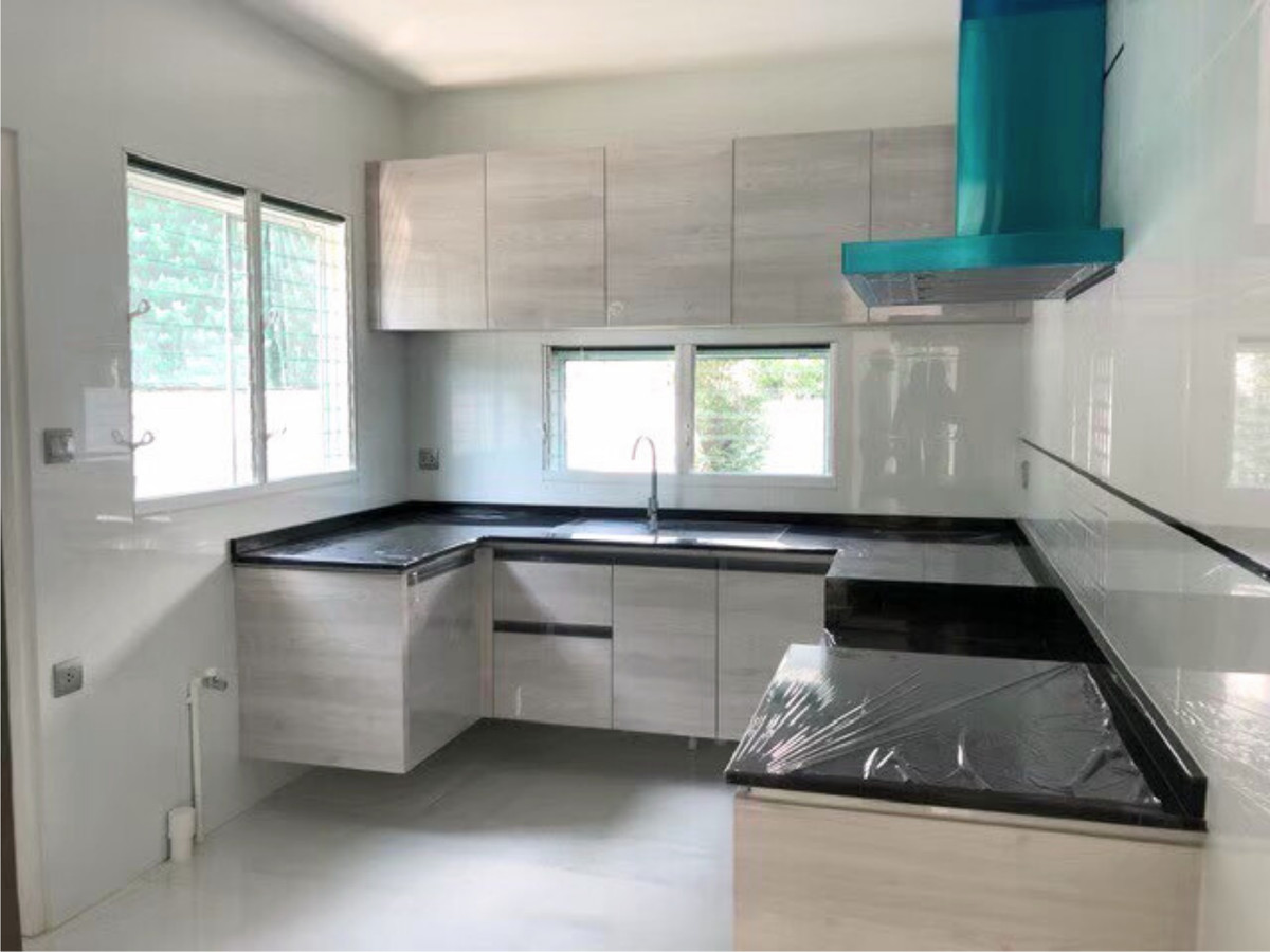 For SaleHouseLadkrabang, Suwannaphum Airport : For Rent: Detached house, Mantana Onnut-Wongwaen 5, with solar cell and Air Plus system. Near Mega Bangna. 82.4 sq.w., 4 bedrooms, 5 bathrooms, separate maid's room, 5 minutes to the motorway