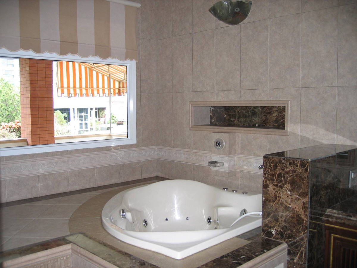 For RentHouseSukhumvit, Asoke, Thonglor : Single House With Pool For Rent Location Ekamai 180Sq.Wah 3Beds+Plus1 Beds 3Baths