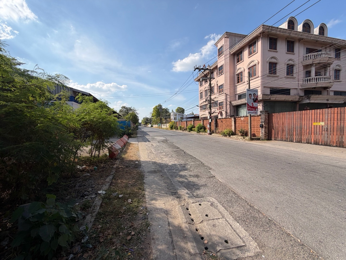 For RentWarehouseVipawadee, Don Mueang, Lak Si : Land for rent with warehouse Next to Vibhavadi Rangsit Road, near the expressway, near Don Mueang Airport. Near Si Mum Mueang Market