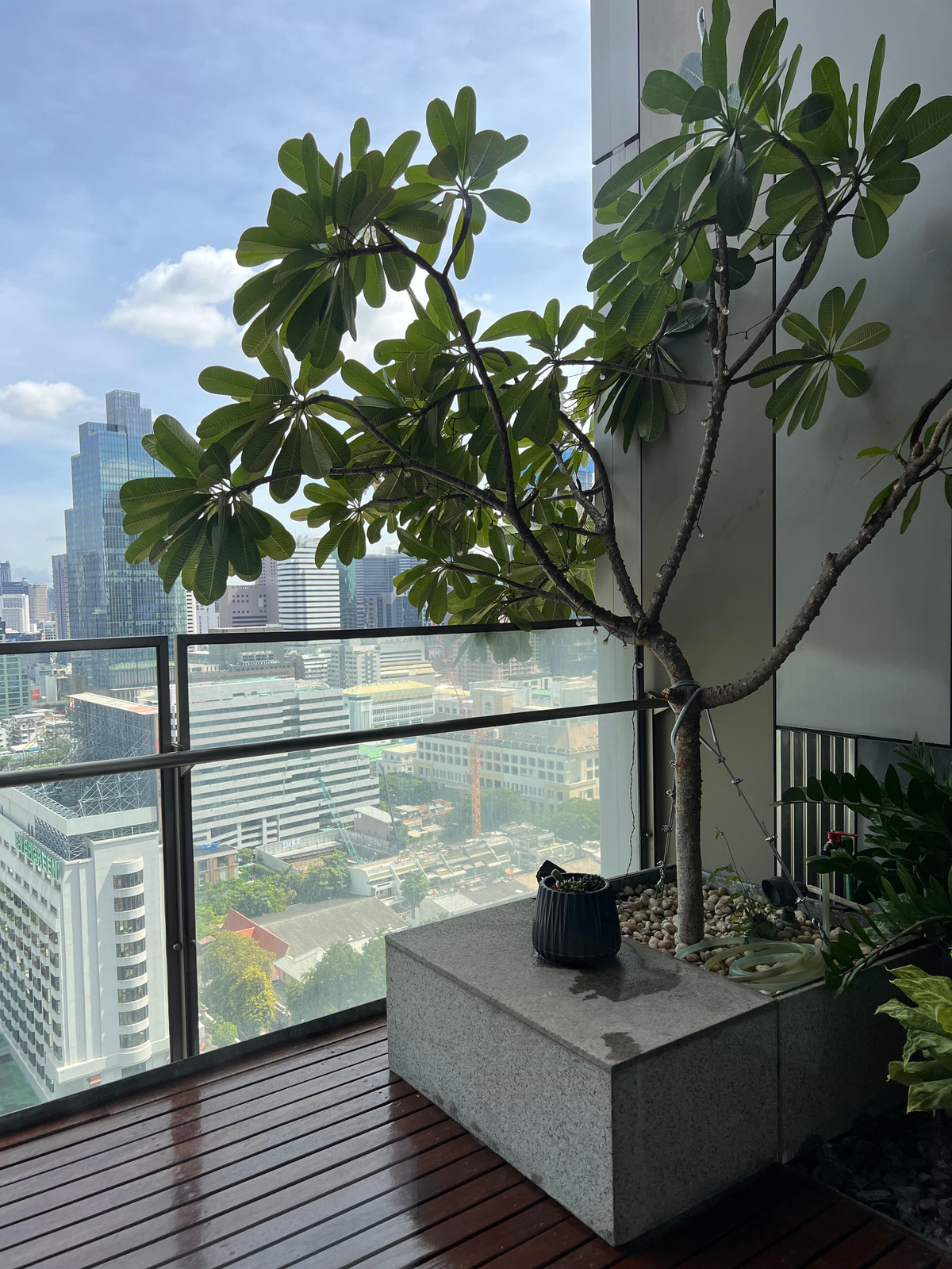 For SaleCondoSathorn, Narathiwat : ✨For sale with tenant, condo in Sathorn area at The Met, 2 bedrooms, fully furnished. There is a high floor balcony with a beautiful view. Near Lumpini Park, near BTS Chong Nonsi, MRT Lumpini, suitable for investors.