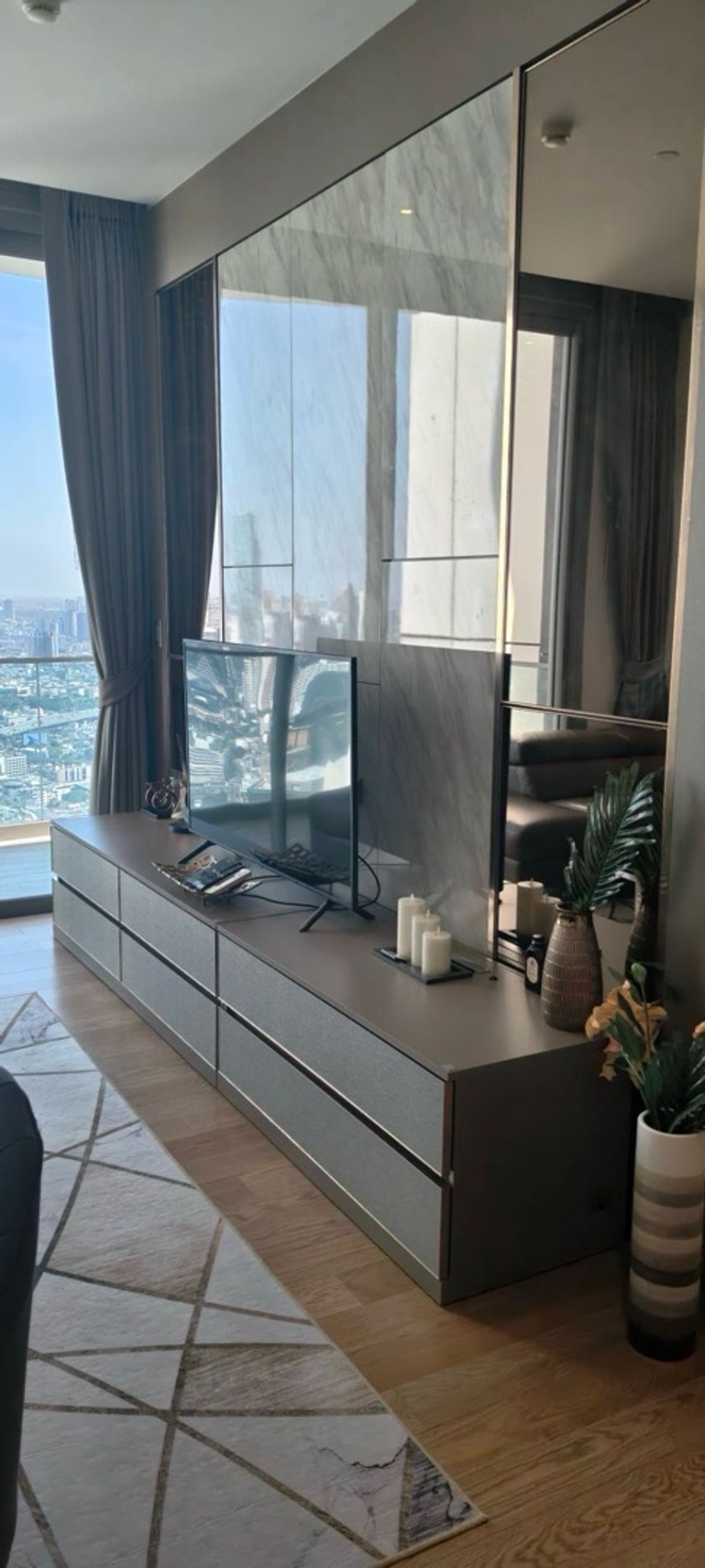 For RentCondoWongwianyai, Charoennakor : Luxury condo for rent, river view, Magnolias Waterfront Residences, floors 40-50, panoramic river view, size 95 sq m, 2 bedrooms, 2 bathrooms, price 135,000 baht.