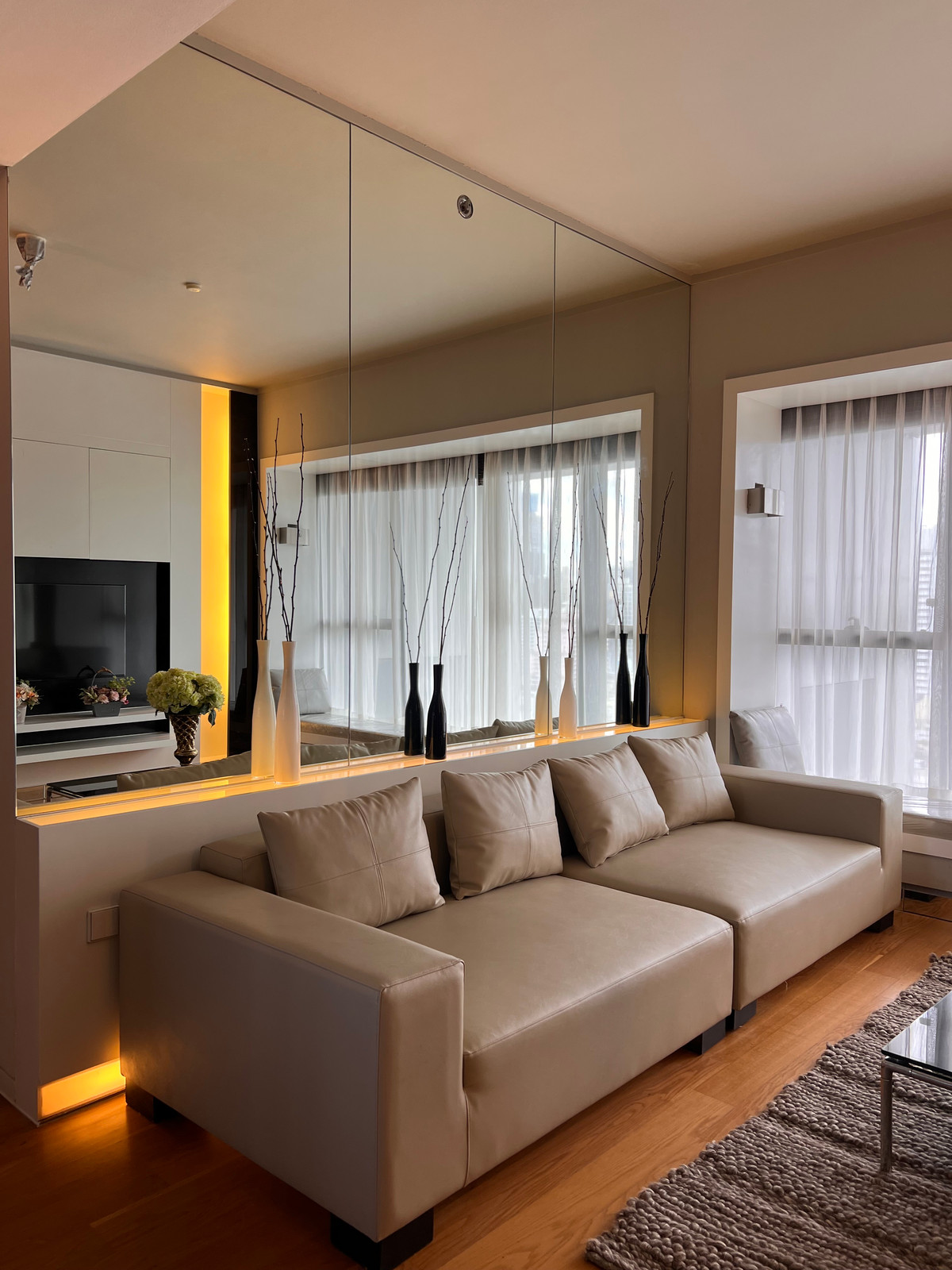 For SaleCondoSathorn, Narathiwat : ✨For sale with tenant, condo in Sathorn area at The Met, 2 bedrooms, fully furnished. There is a high floor balcony with a beautiful view. Near Lumpini Park, near BTS Chong Nonsi, MRT Lumpini, suitable for investors.