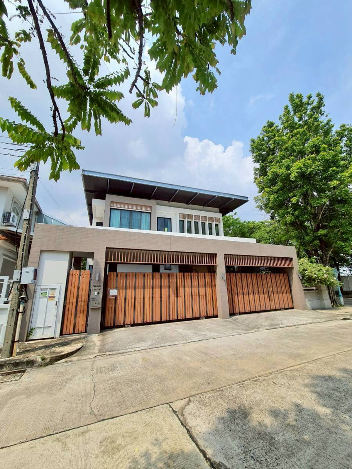 ขายบ้านสมุทรปราการ สำโรง : ✨️✨️บ้านหลังใหญ่ สำหรับครอบครัวที่ต้องการ “พื้นที่ชีวิตจริง” 📍 นันทวัน ศรีนครินทร์ – ติดถนนใหญ่ บ้านเดี่ยวหลังมุม ขนาดใหญ่ โปร่ง หรู เป็นส่วนตัว บ้านที่ออกแบบมาเพื่อครอบครัวหลายเจเนอเรชัน อยู่สบาย ใช้ชีวิตได้เต็มทุกตารางเมตร