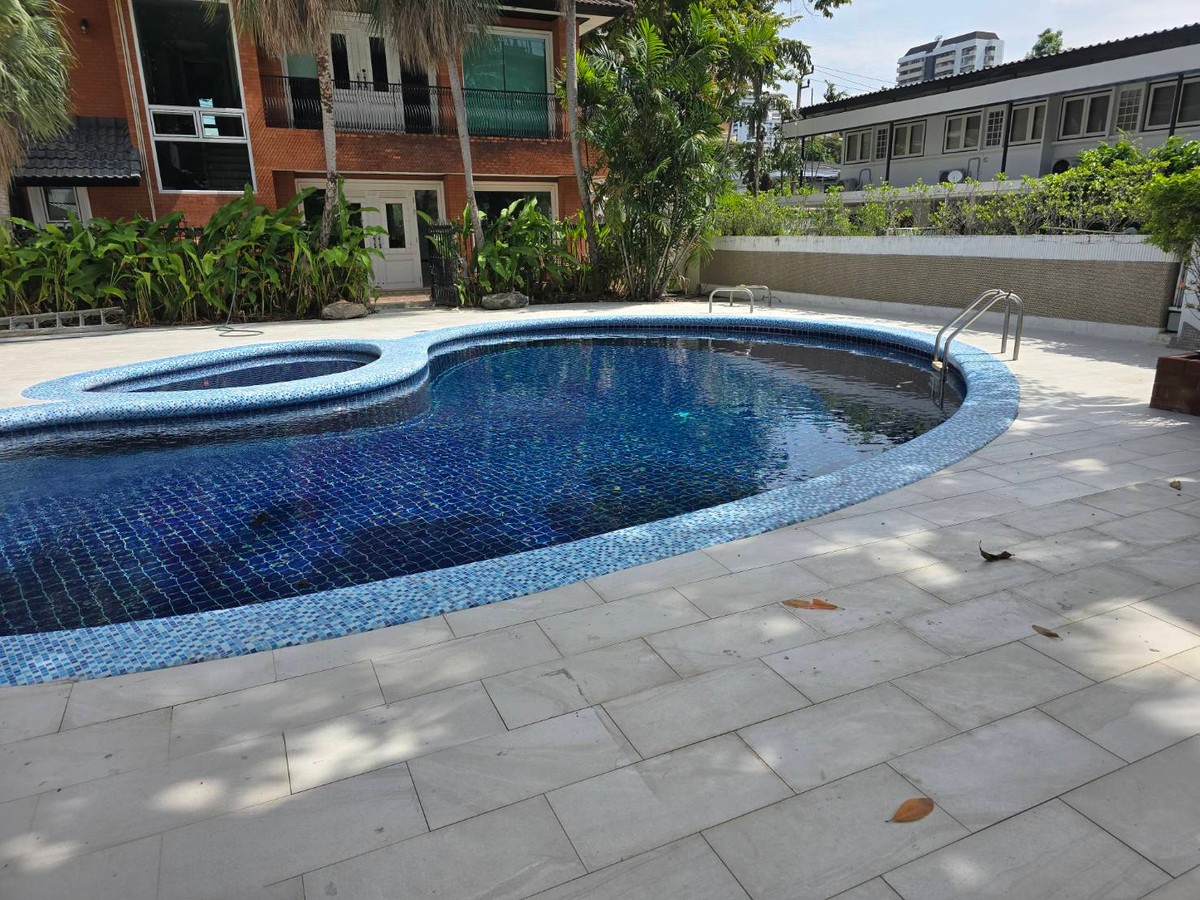 For RentHouseSukhumvit, Asoke, Thonglor : Single House With Pool For Rent Location Ekamai 180Sq.Wah 3Beds+Plus1 Beds 3Baths