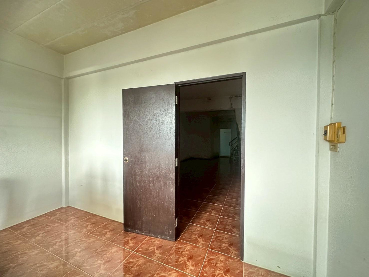 ขายทาวน์โฮมเชียงราย : อาคารพาณิชย์ 3 ชั้นครึ่ง ทำเลดี หน้า สนง.หอการค้า จังหวัดเชียงราย ใกล้ทางออกสถานีขนส่งผู้โดยสารแห่งที่ 2