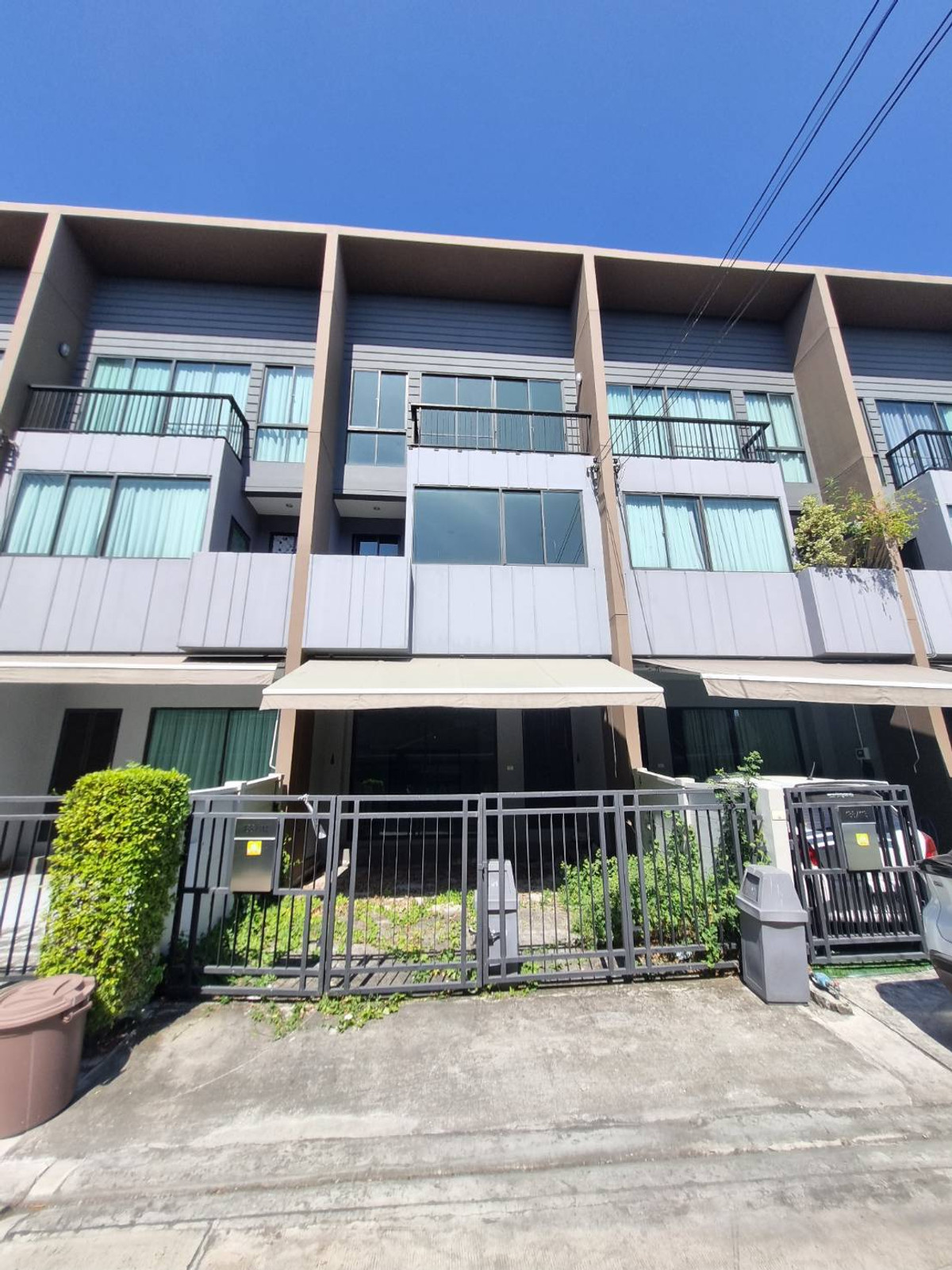 ขายทาวน์โฮมนวมินทร์ รามอินทรา : ขายด่วน!! ทาวน์โฮมหรู 3 ชั้น 3 นอน 3 น้ำ ติดถนนสุขาภิบาล 5 ใกล้ทางด่วน รามอินทรา-อาจณรงค์ 